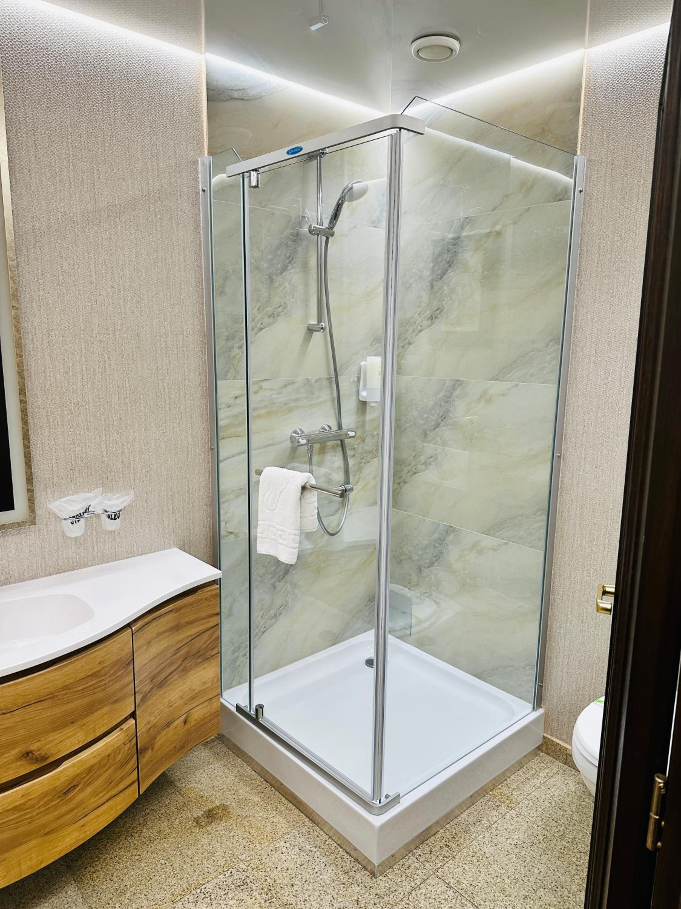 Deluxe Room (2 Adults + 1 Child) - Photo 3