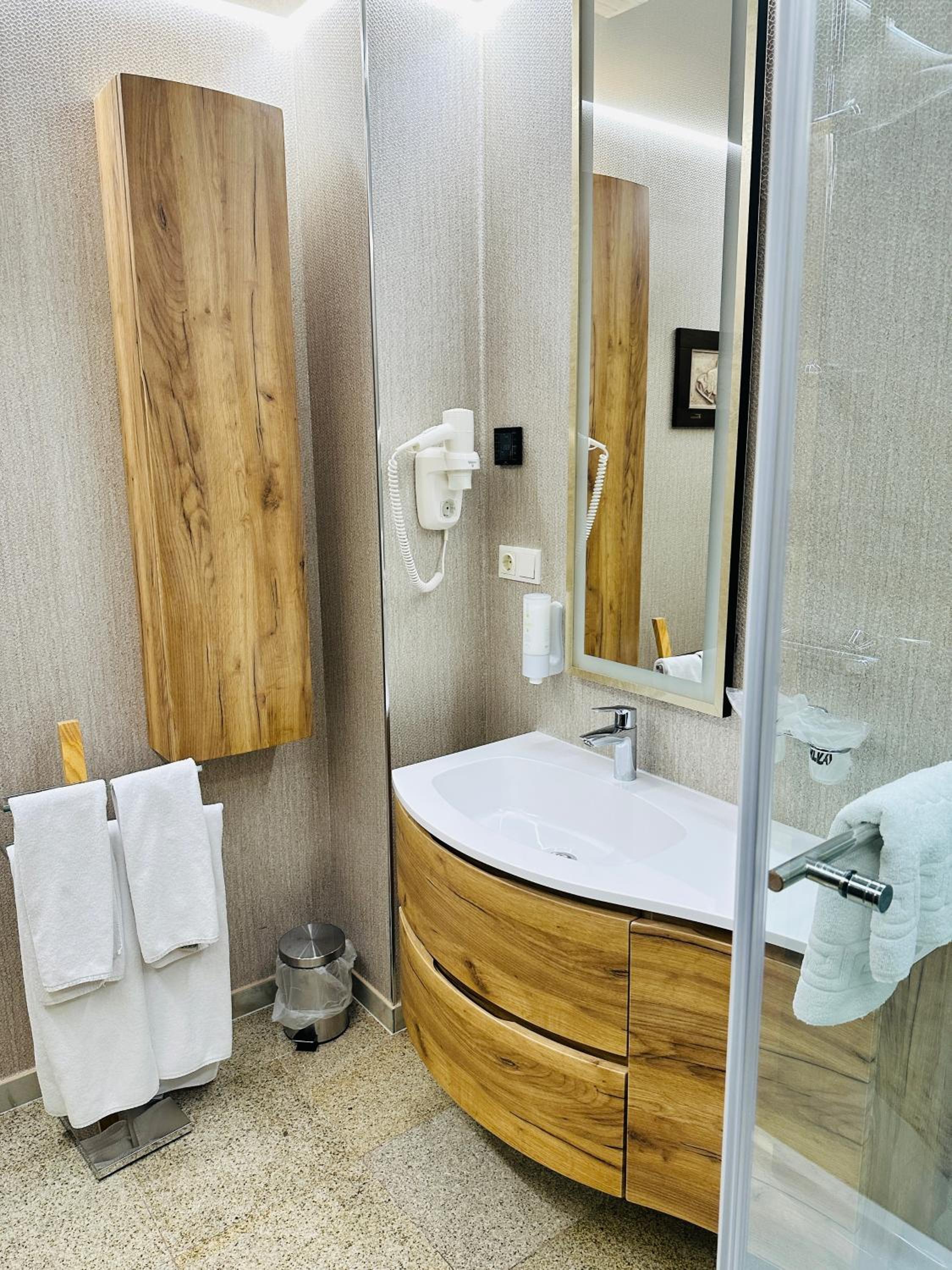 Deluxe Room (2 Adults + 1 Child) - Photo 9