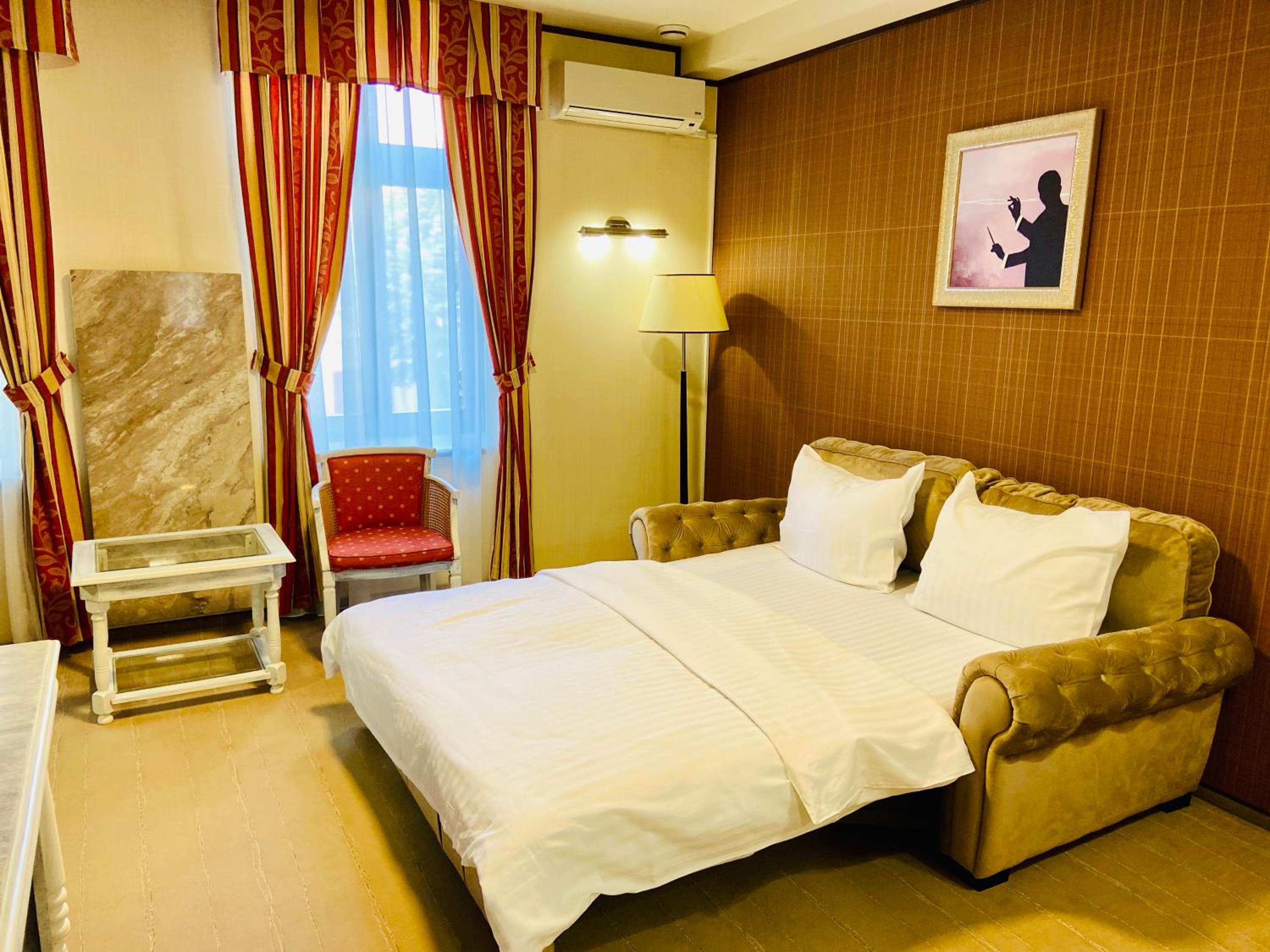 Deluxe Room (2 Adults + 1 Child) - Photo 1