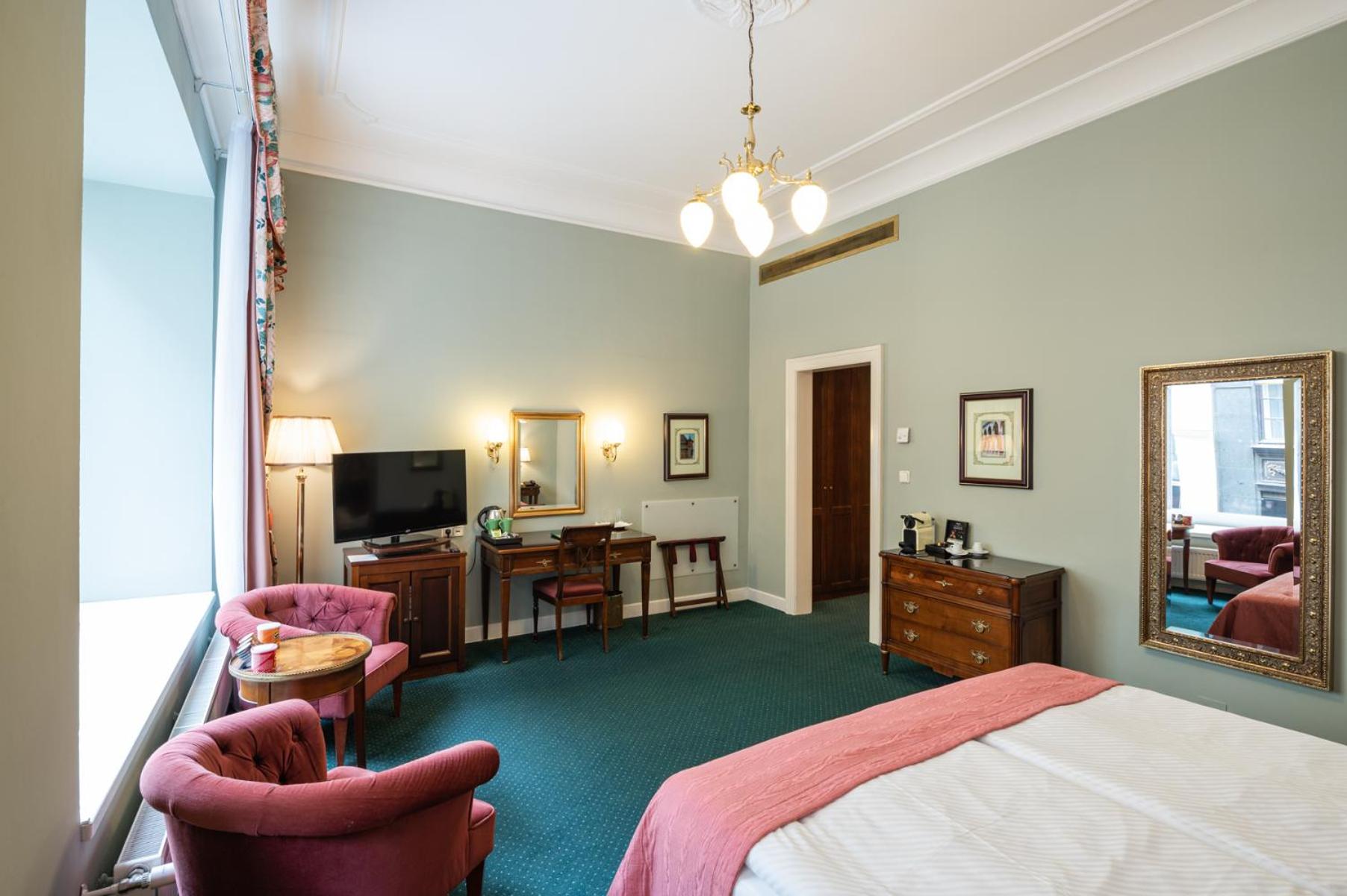 Deluxe Double Room thumbnail 5