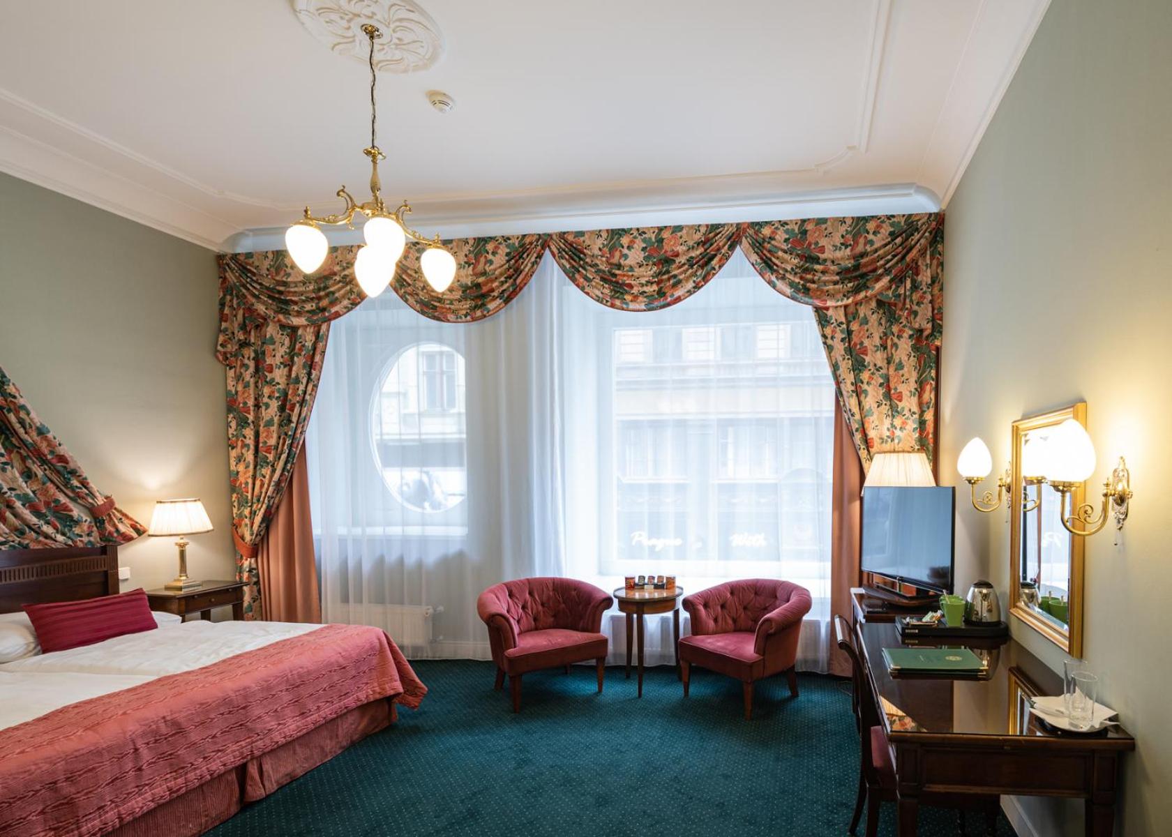 Deluxe Double Room thumbnail 6
