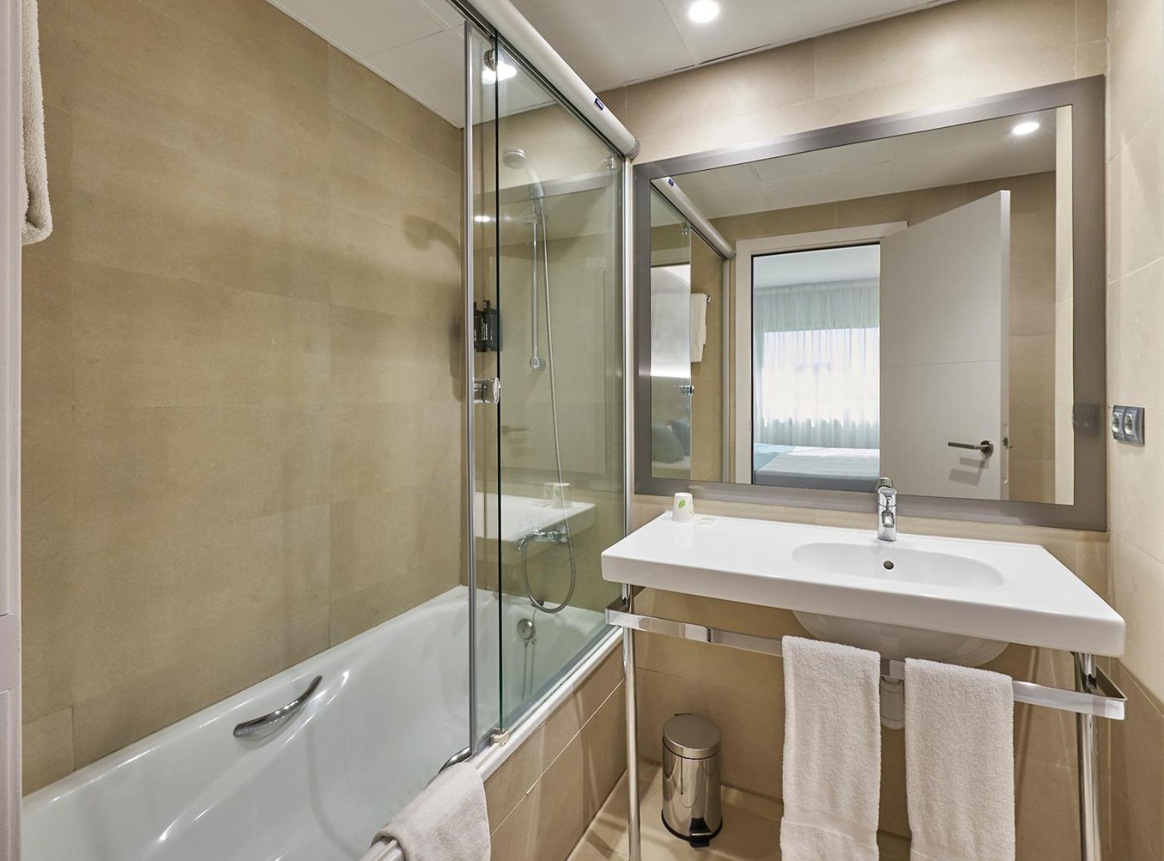 Quadruple Room with Balcony photo 3