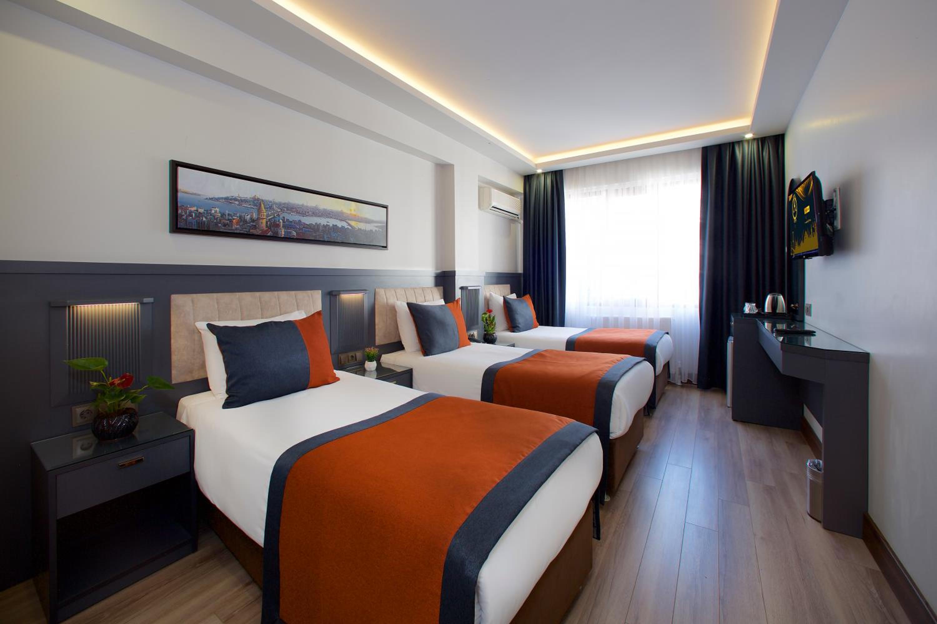 Economy Triple Room photo 3