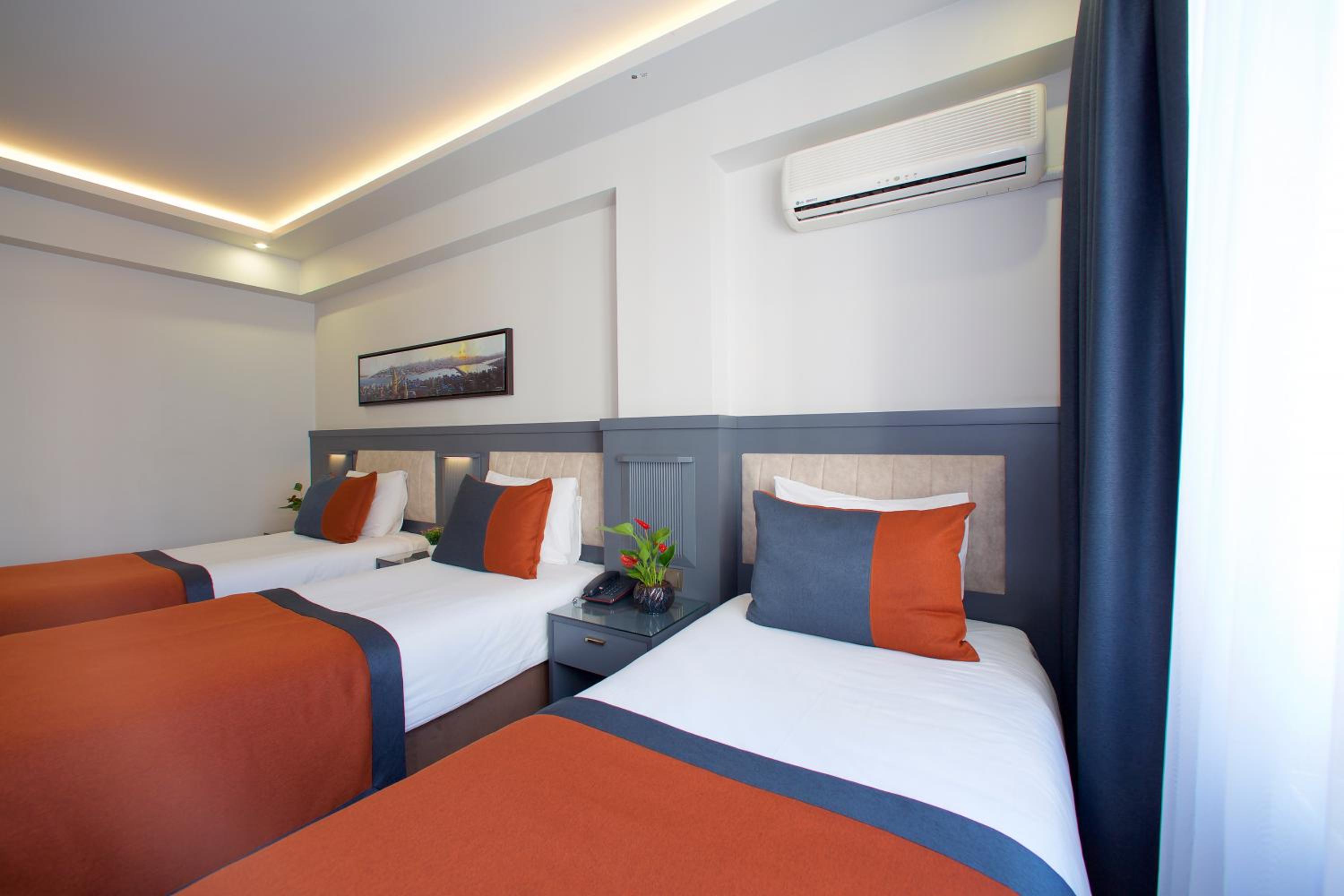 Economy Triple Room photo 2