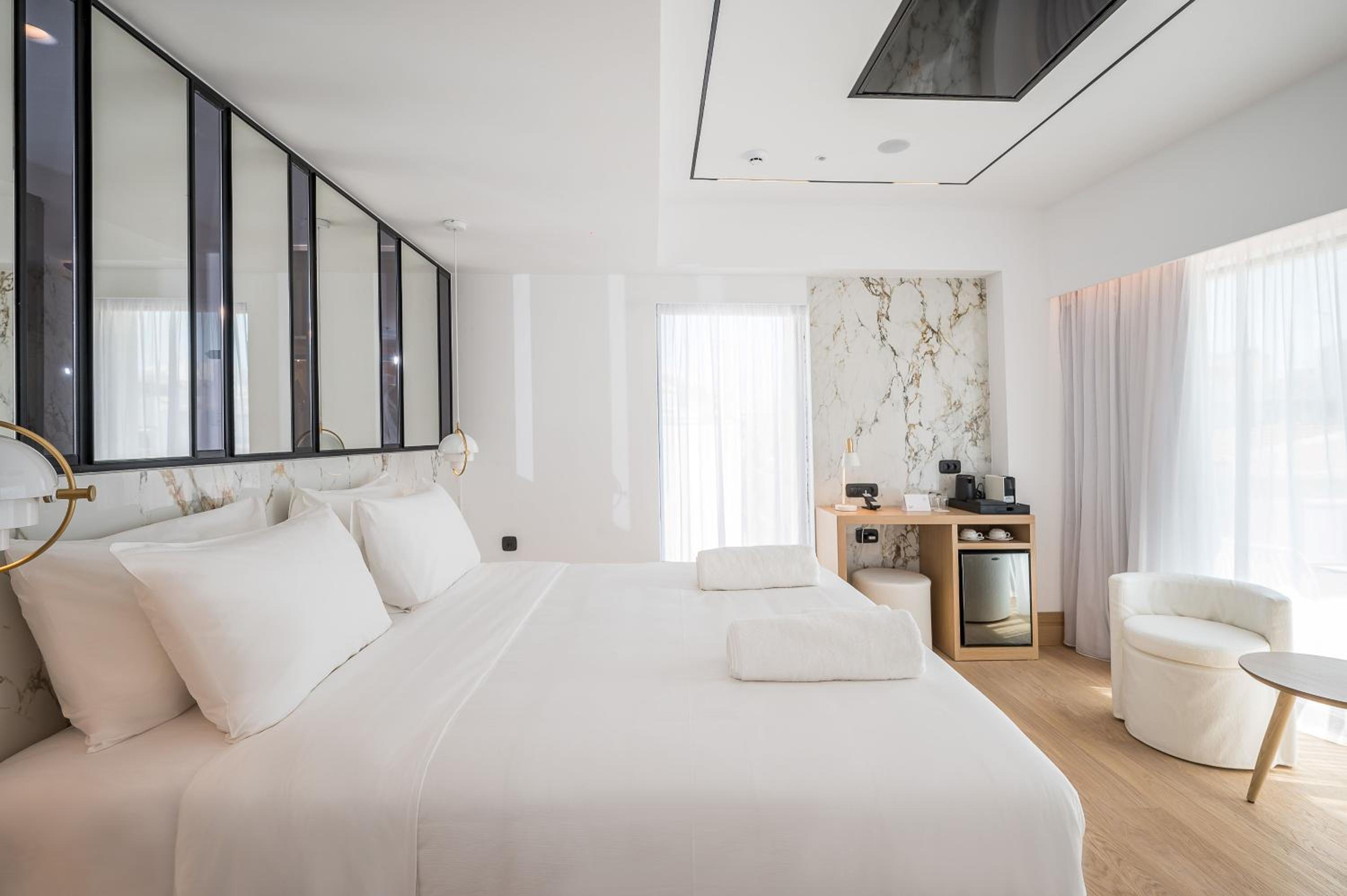 Luxury Suite - Photo 17