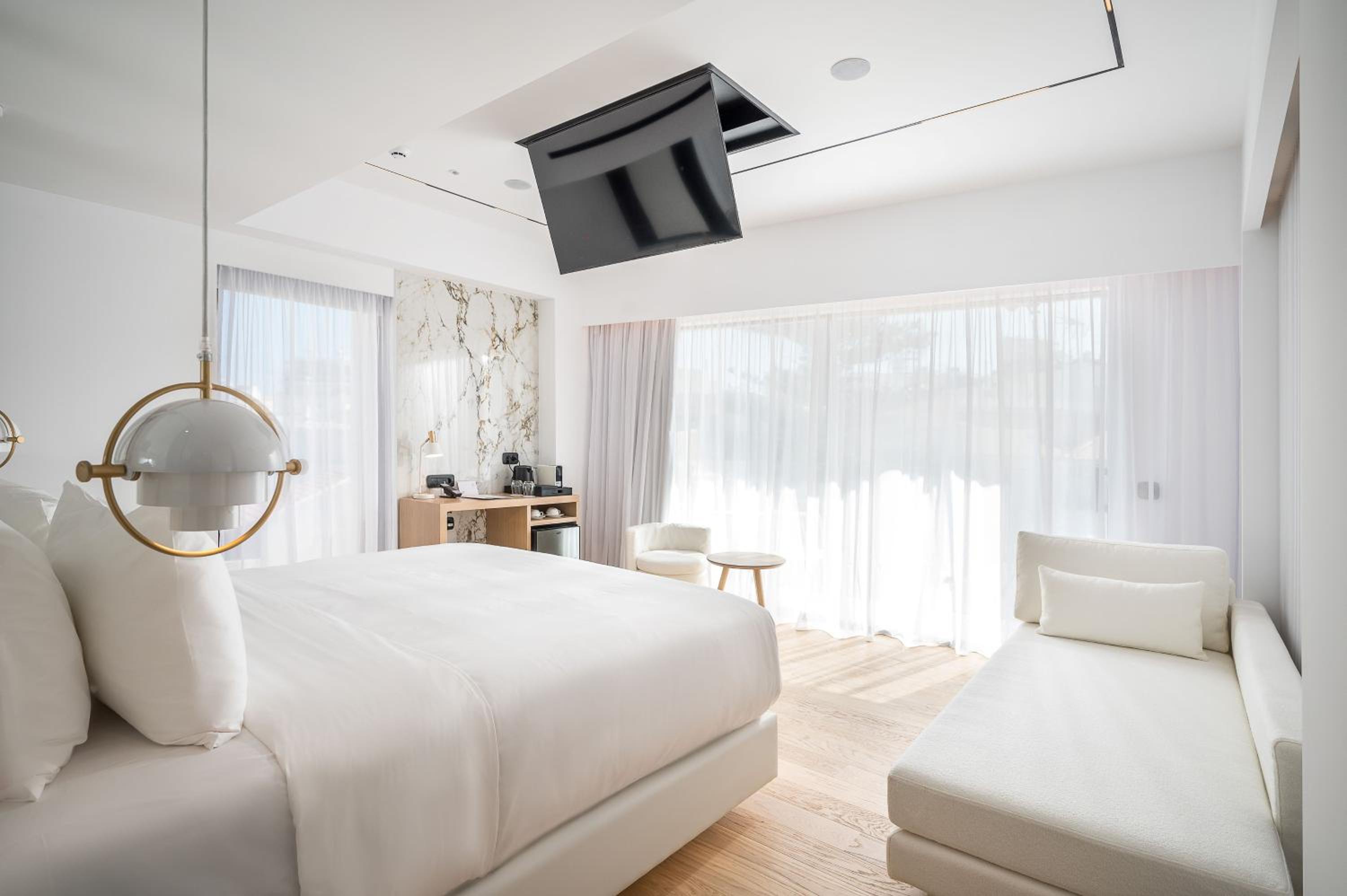 Luxury Suite - Photo 16