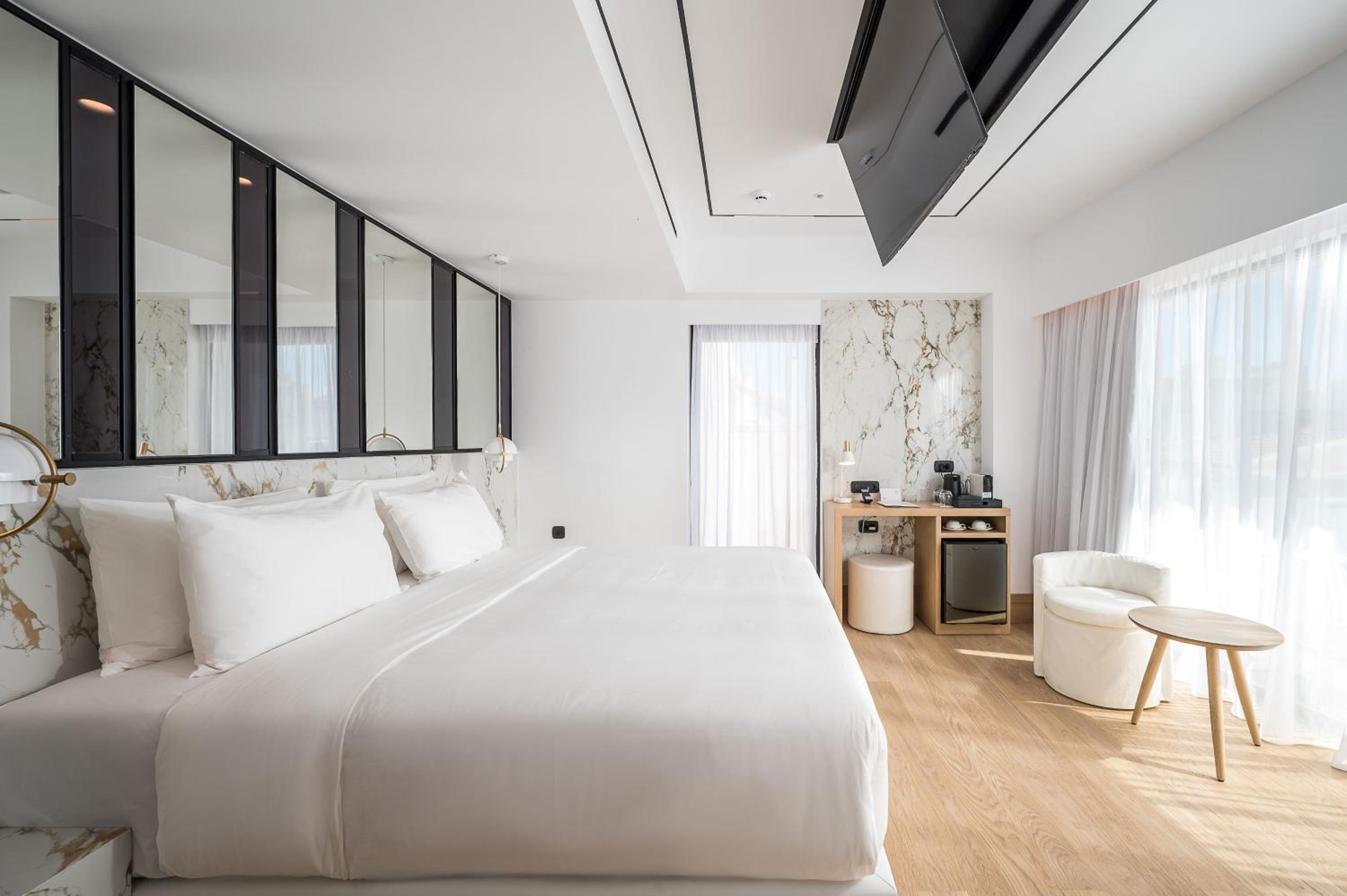 Luxury Suite - Photo 15