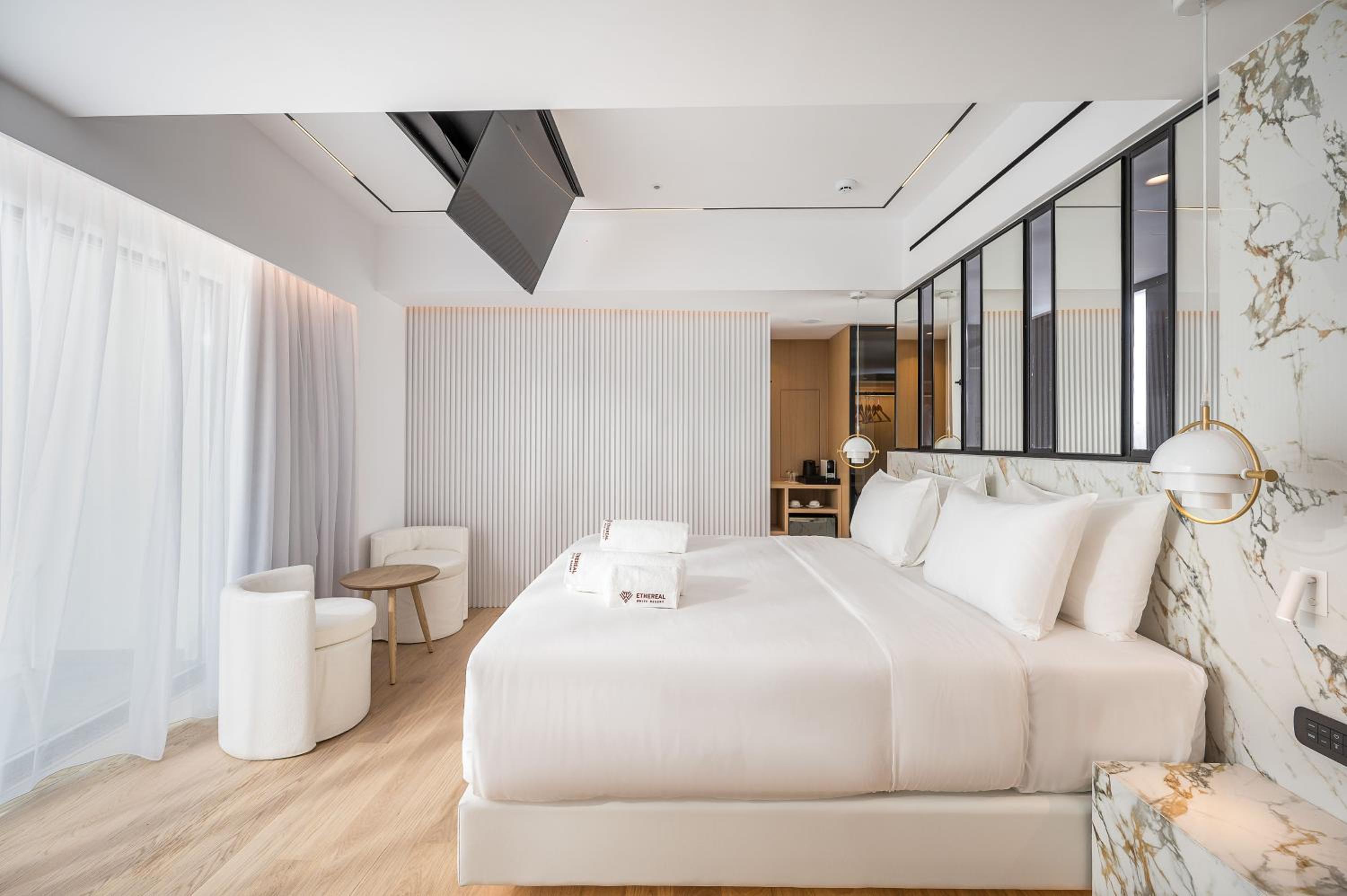 Luxury Suite - Photo 18