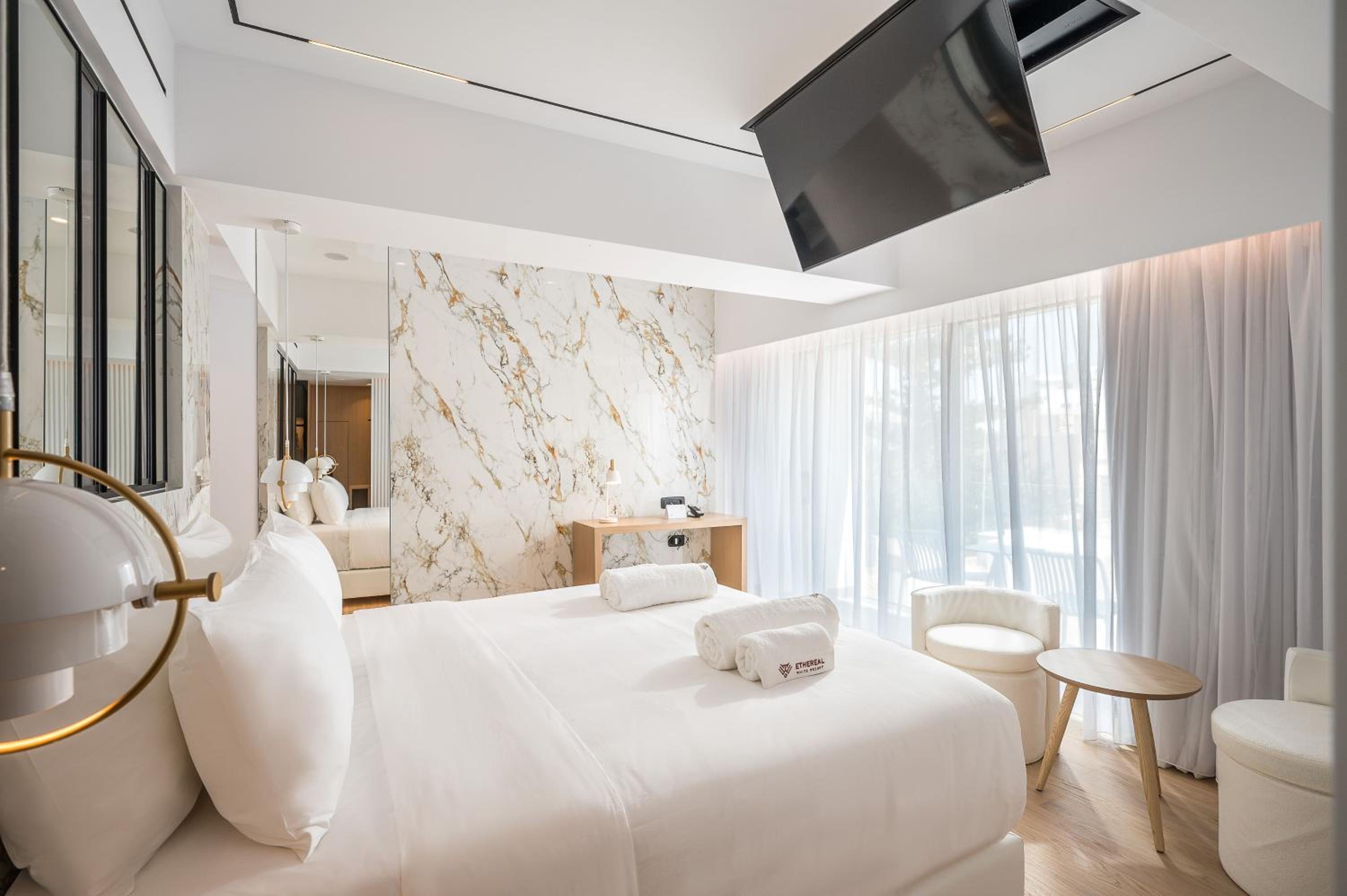 Luxury Suite - Photo 14