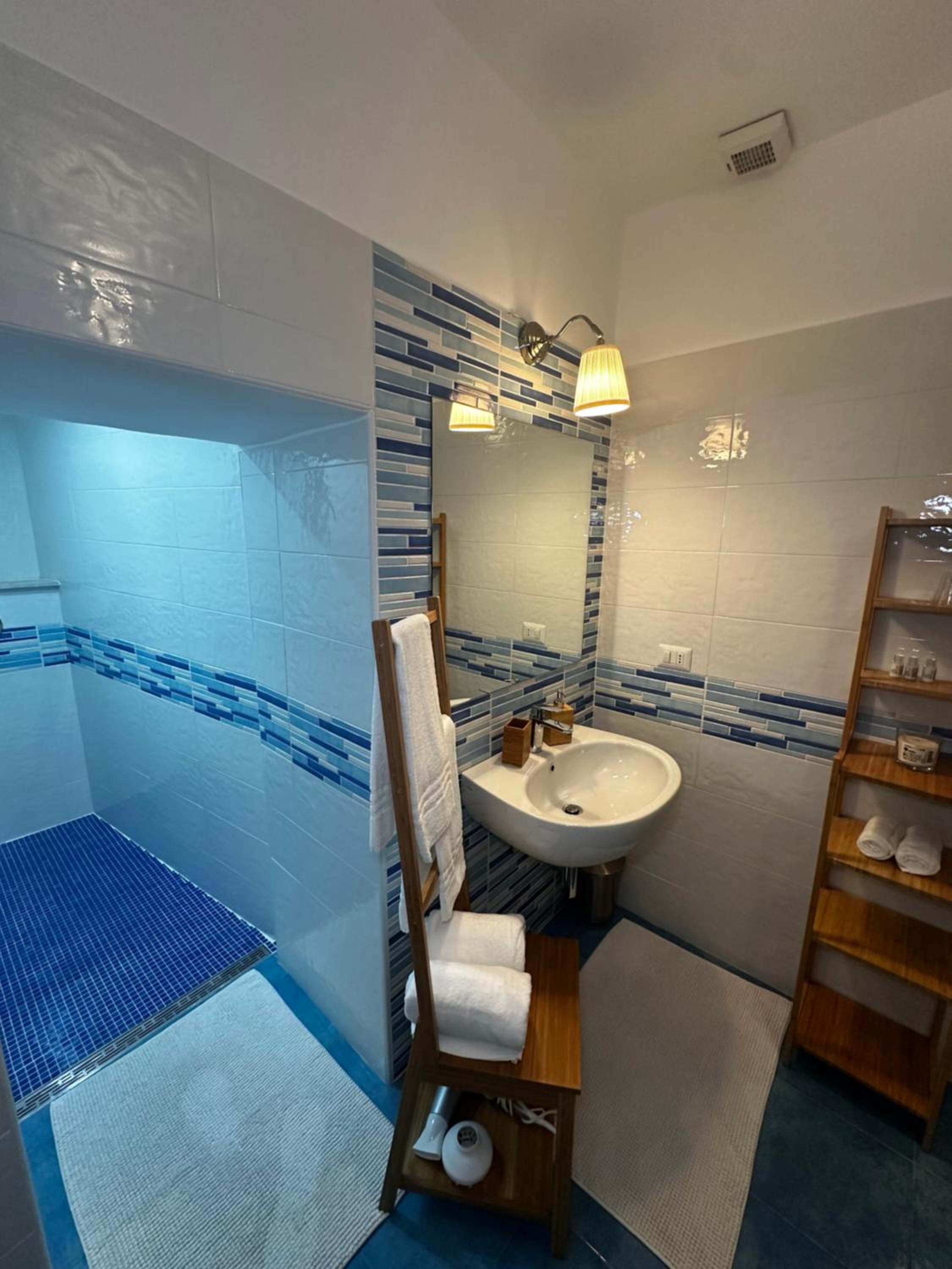 Double Room with Private Bathroom - Photo 2