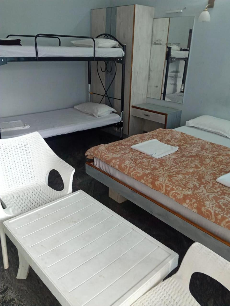 Quadruple Room with Balcony - Photo 4