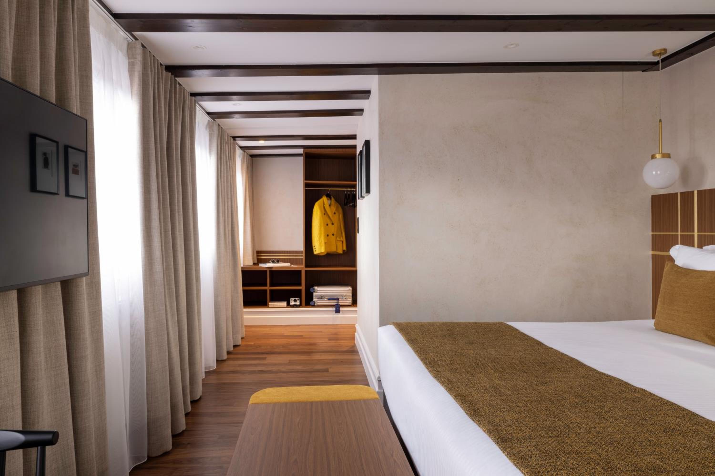 Suite - Photo 1