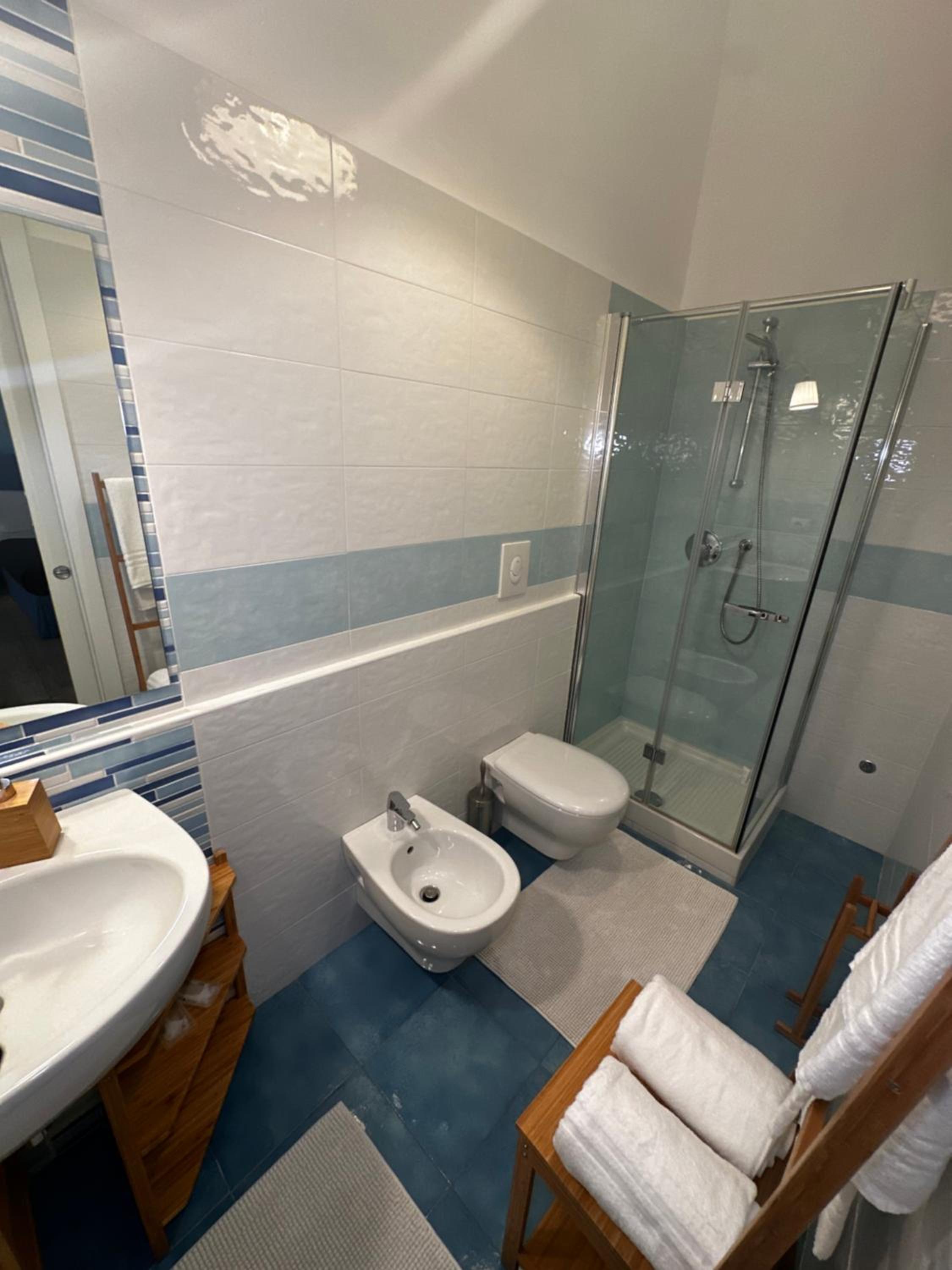Quadruple Room with Private Bathroom - Photo 3