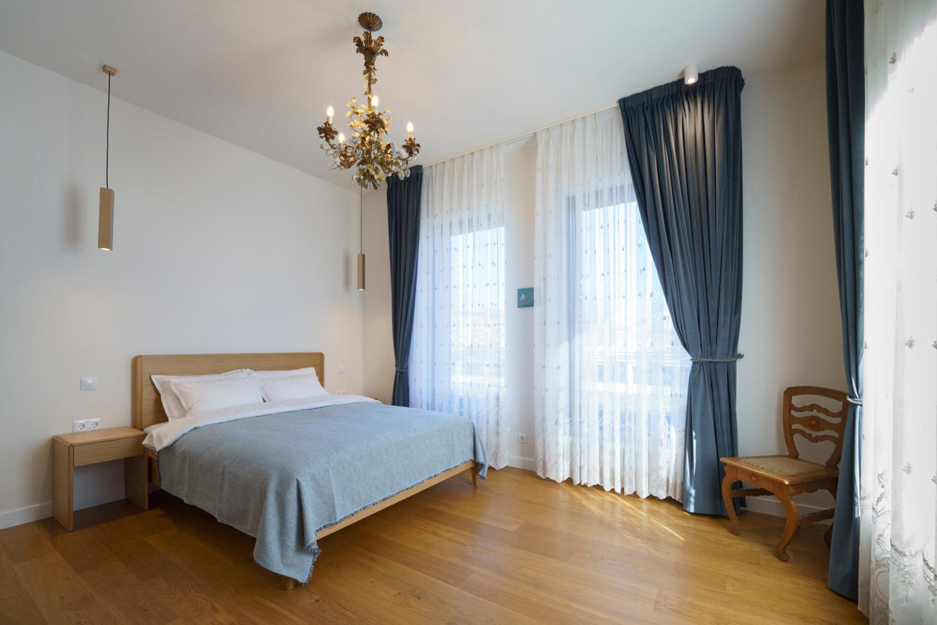 Deluxe Two-Bedroom Apartment - Lilly