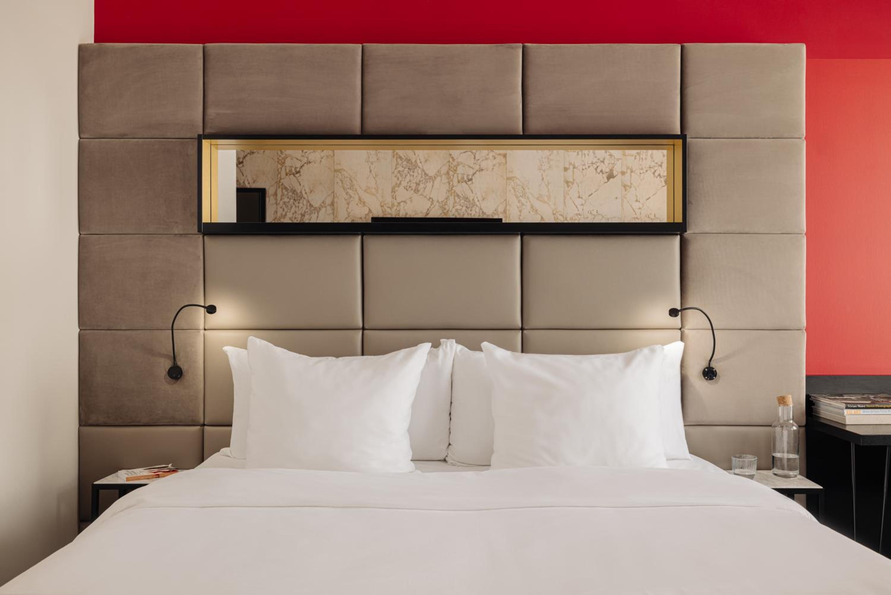 Superior Room 1 King Bed thumbnail 6
