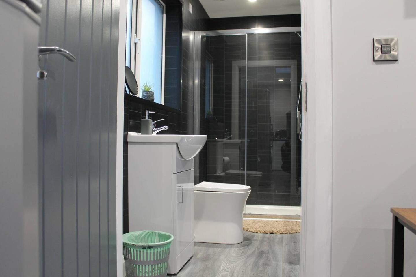 One-Bedroom House - Photo 11