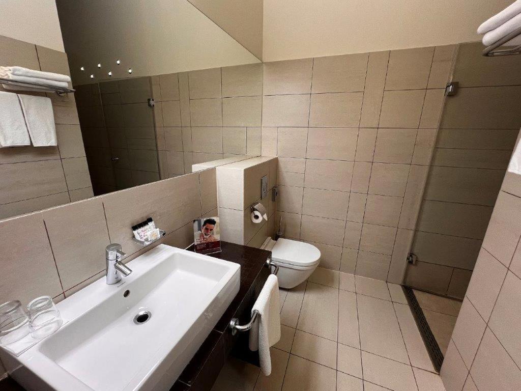 Budget Twin Room - Photo 3