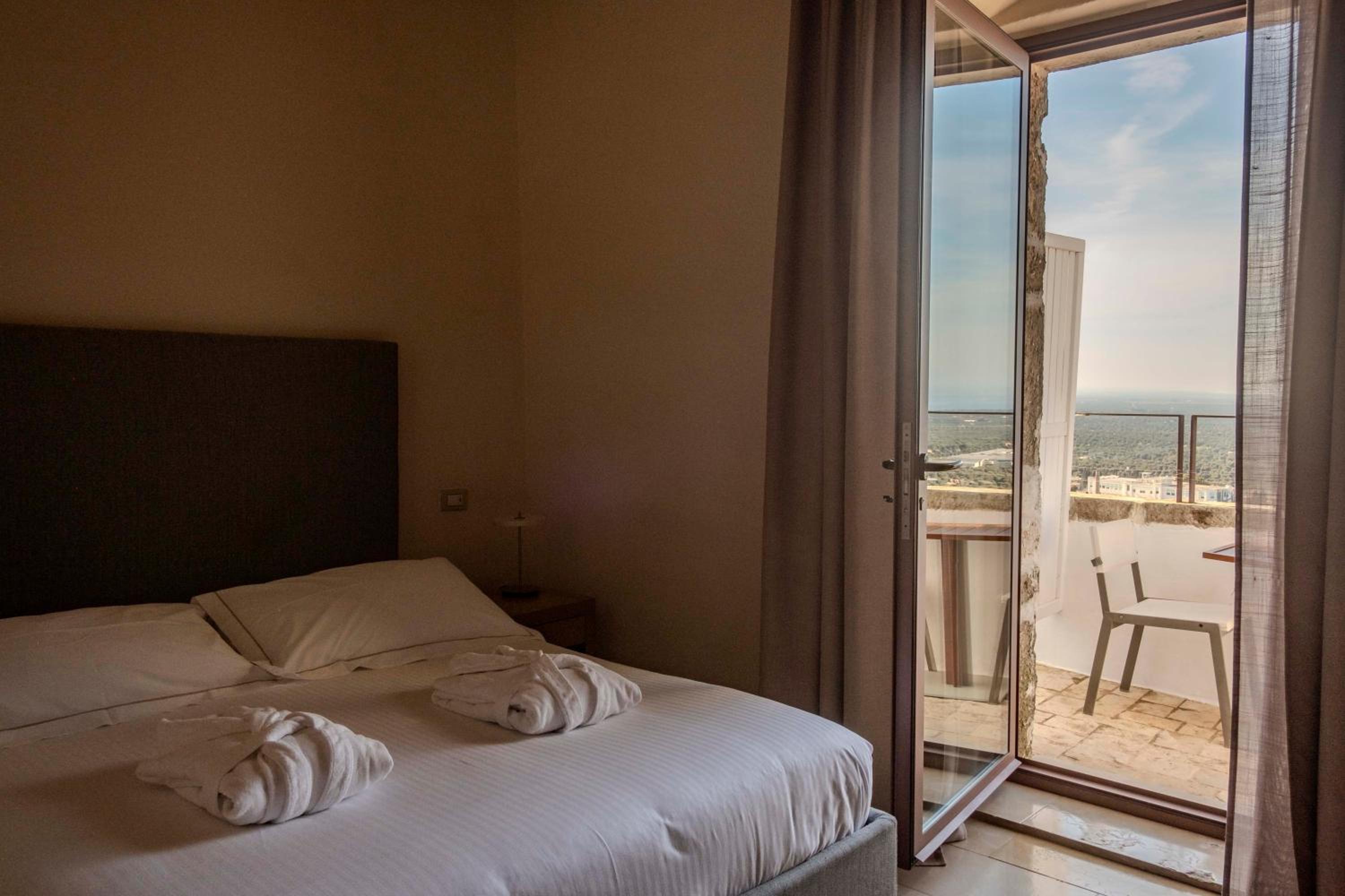 Deluxe Double Room with  Sea View and Balcony - Photo 1