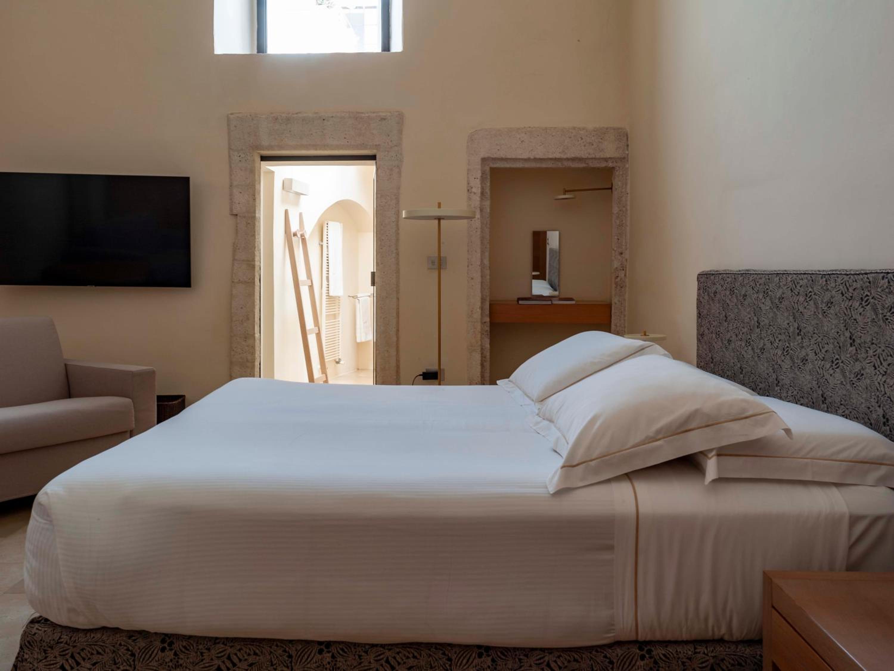 Deluxe Double Room - Photo 25