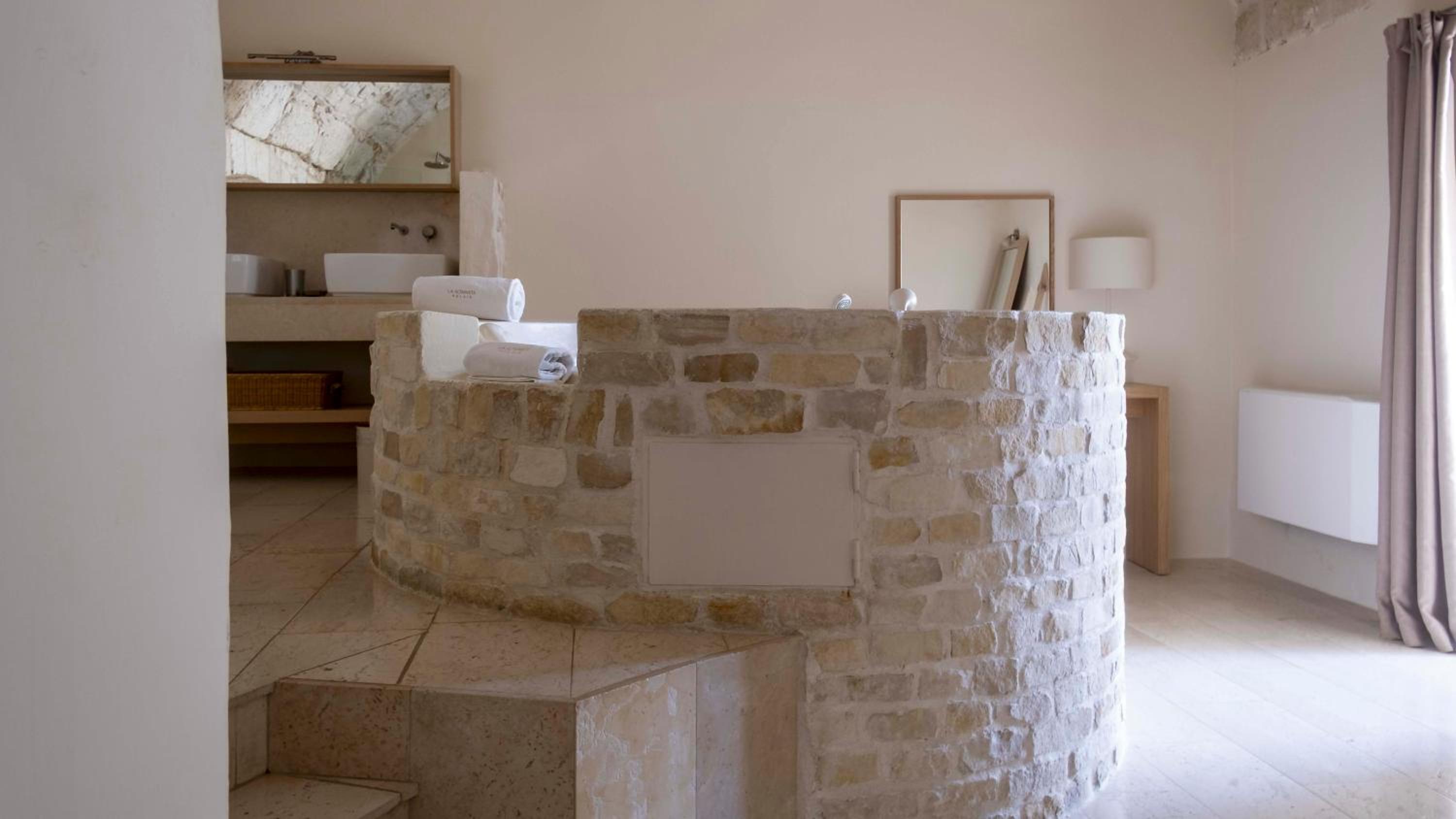 Suite with Hot Tub photo 3