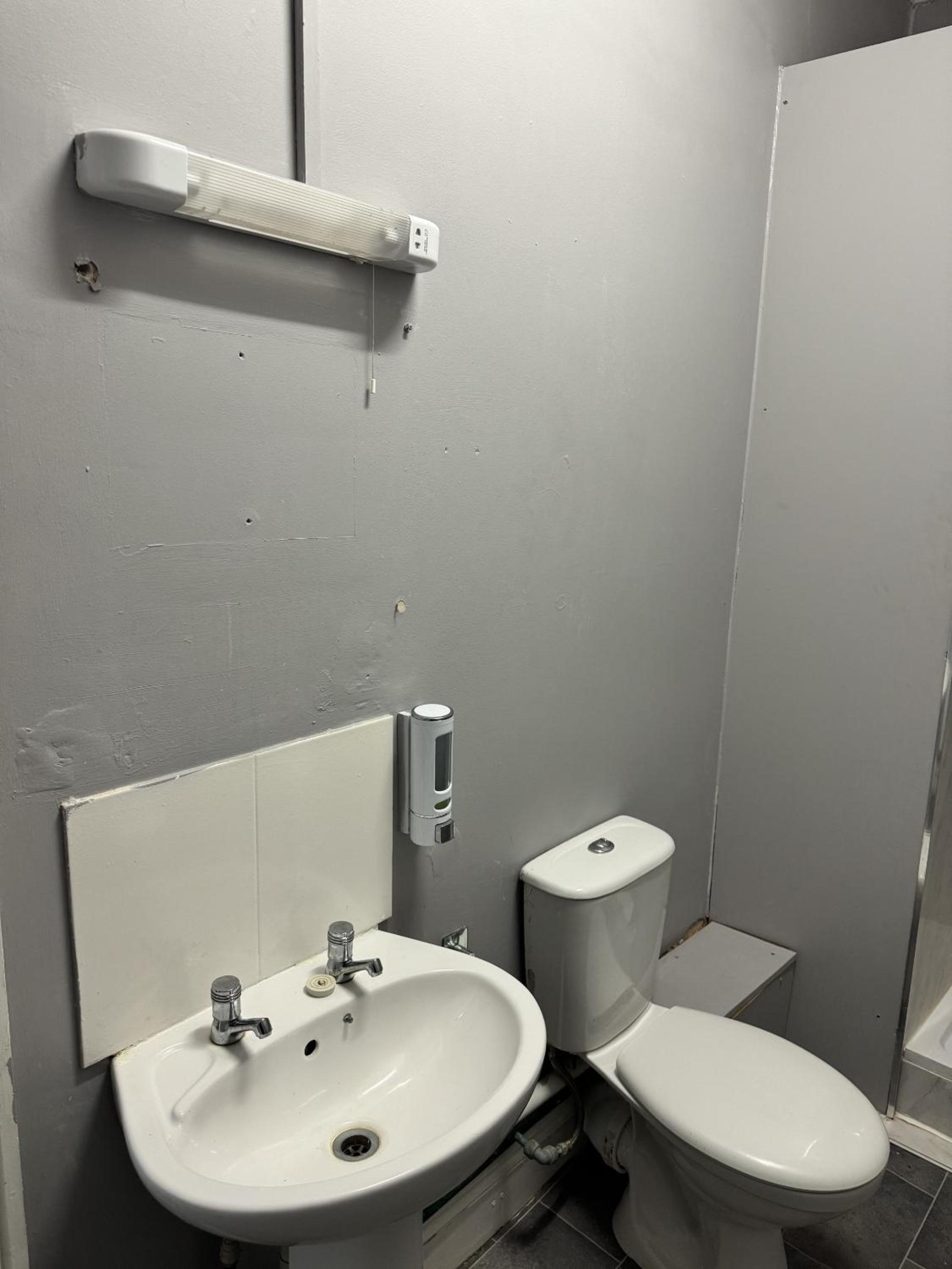 Twin Room With Shower photo 2