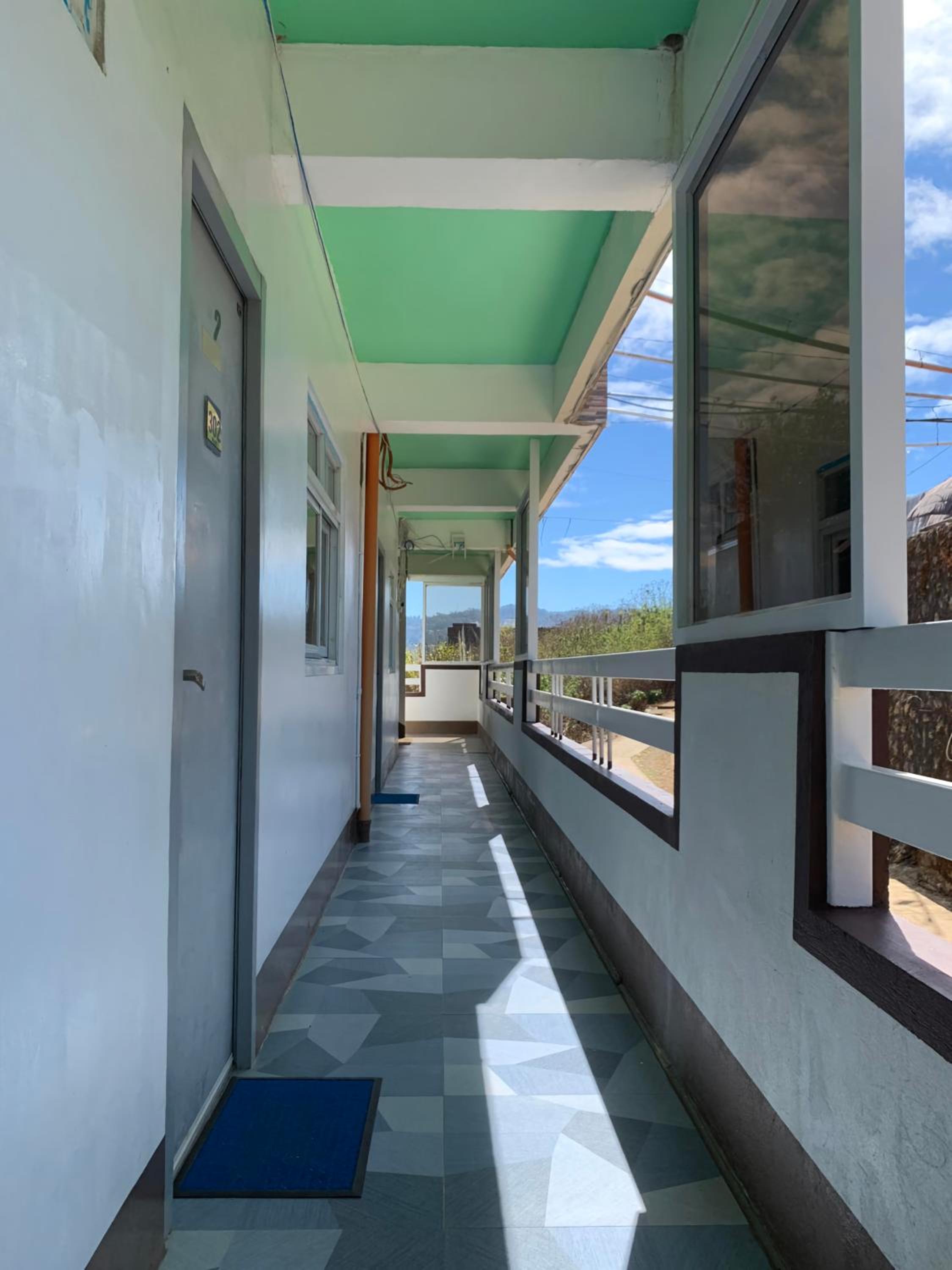 Studio with Mountain View - Photo 3