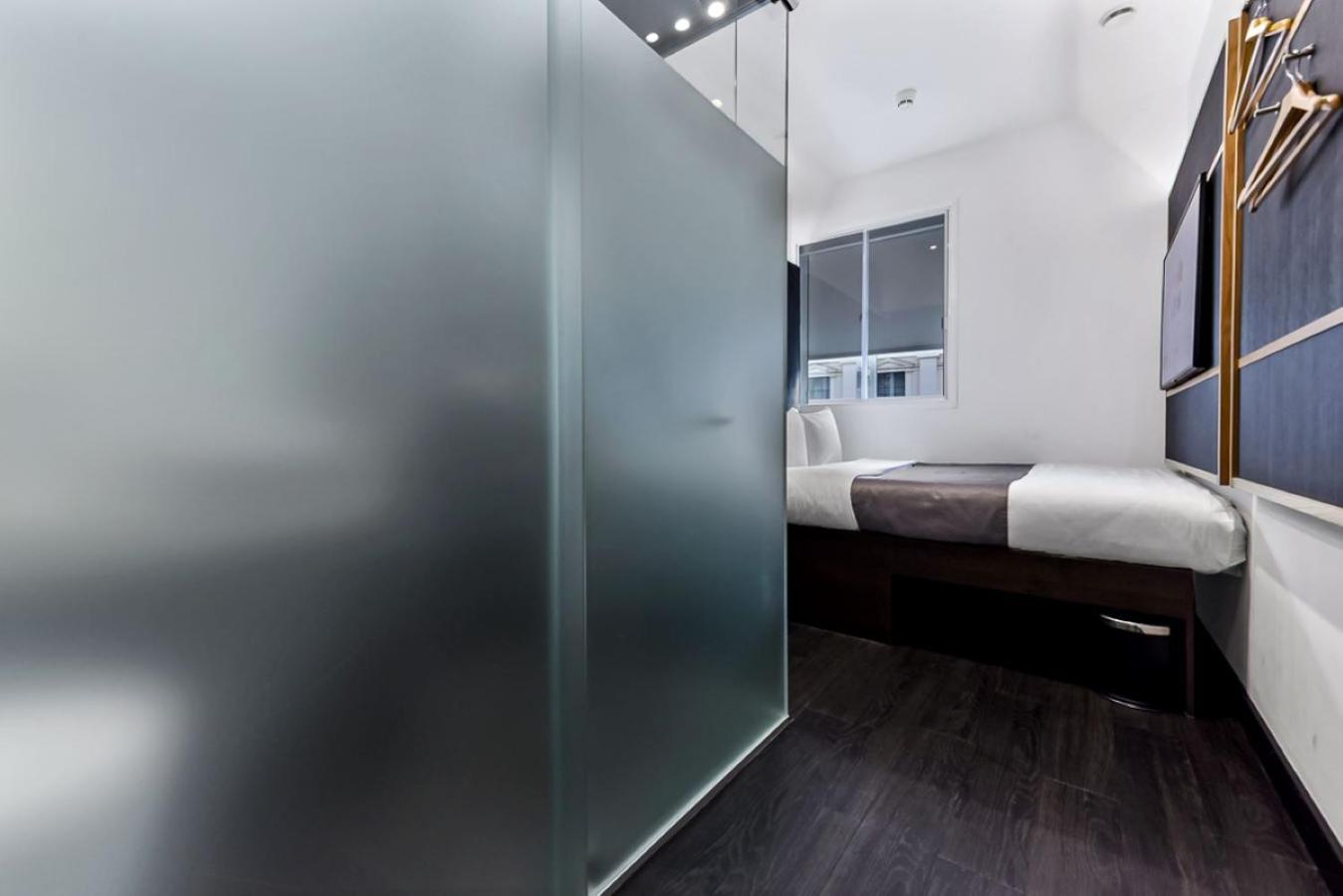 Club Queen Room