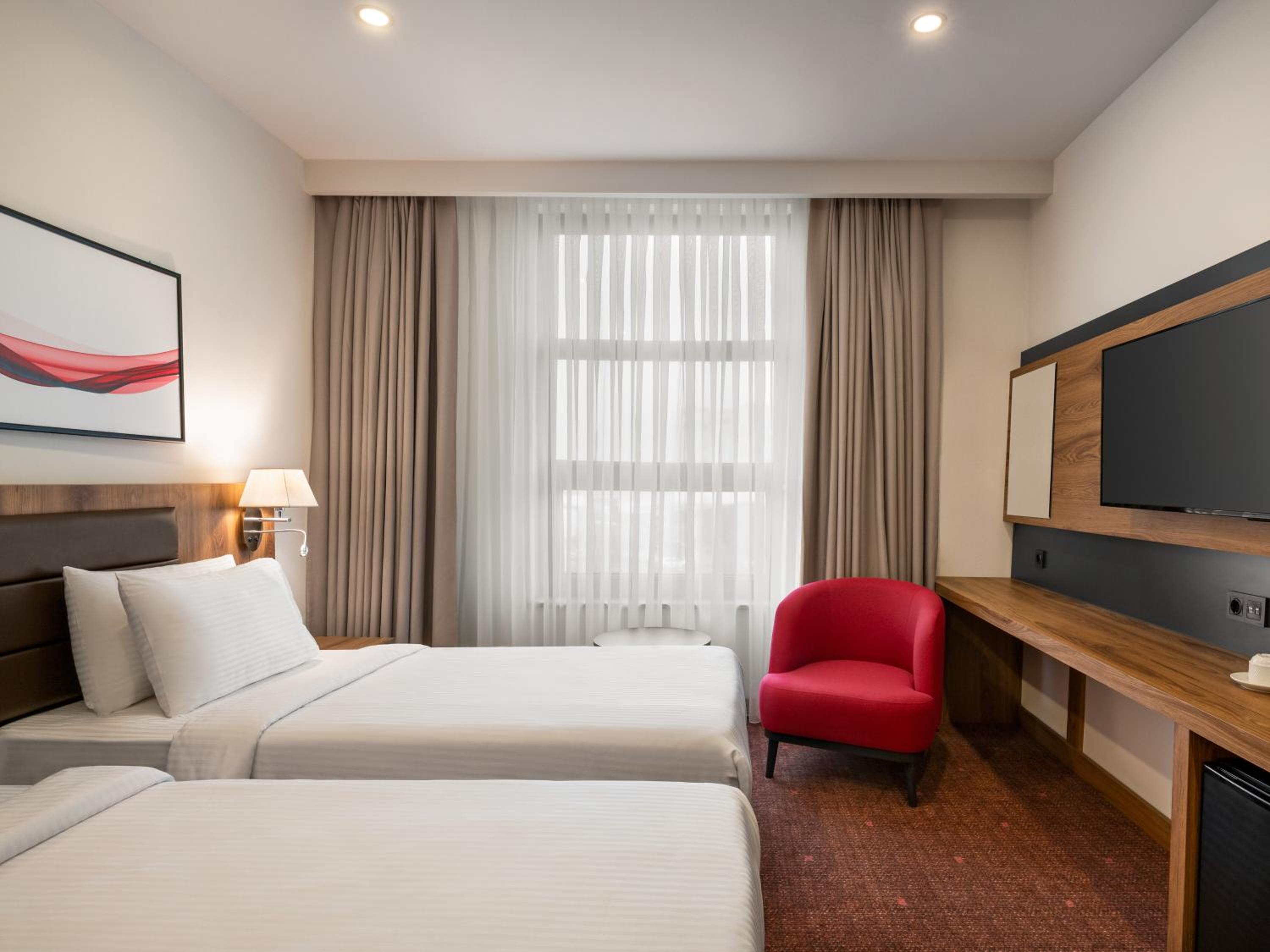 Twin Room with Two Single Beds - Smoking - Photo 1