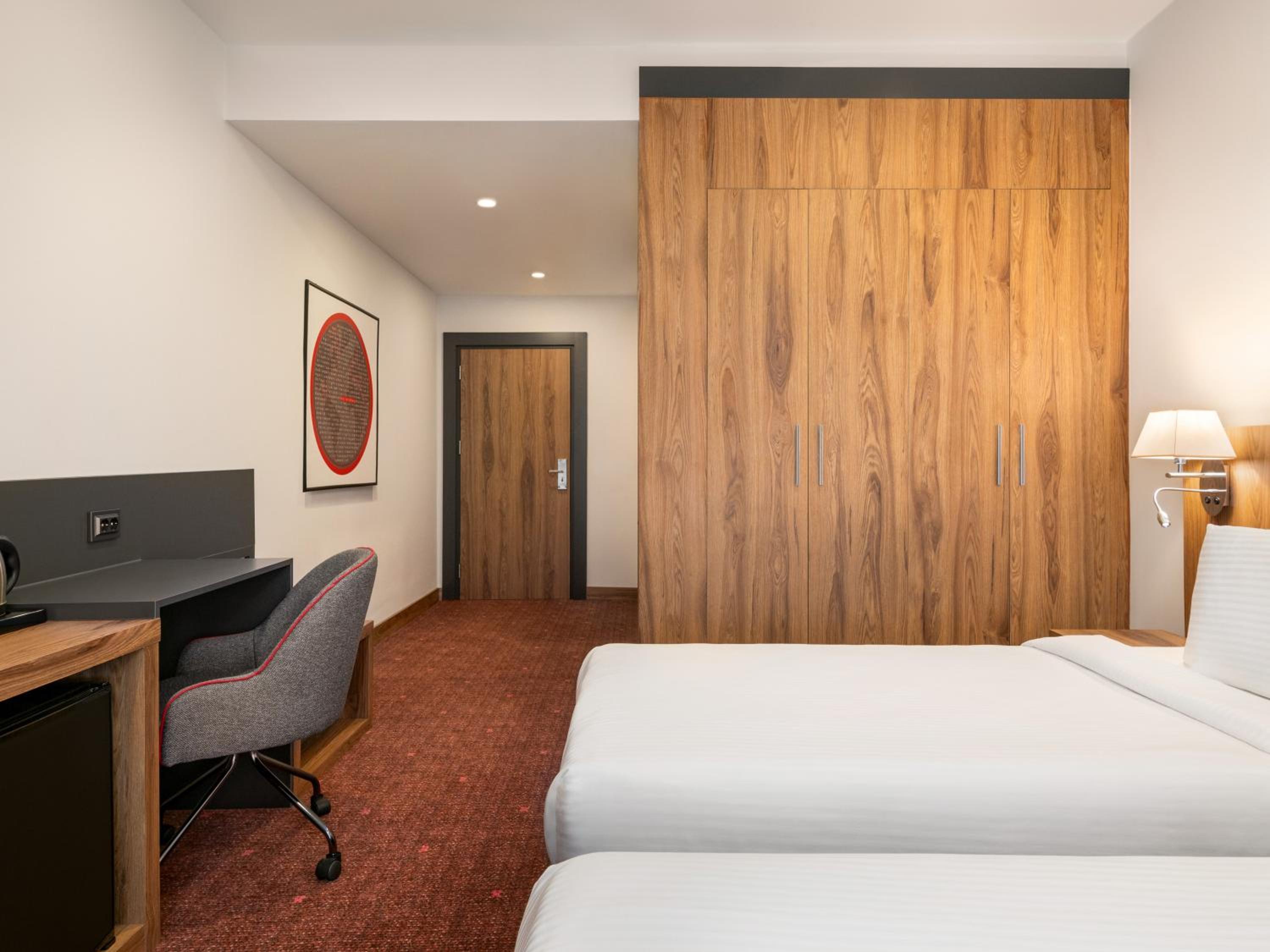 Twin Room with Two Single Beds - Smoking - Photo 5