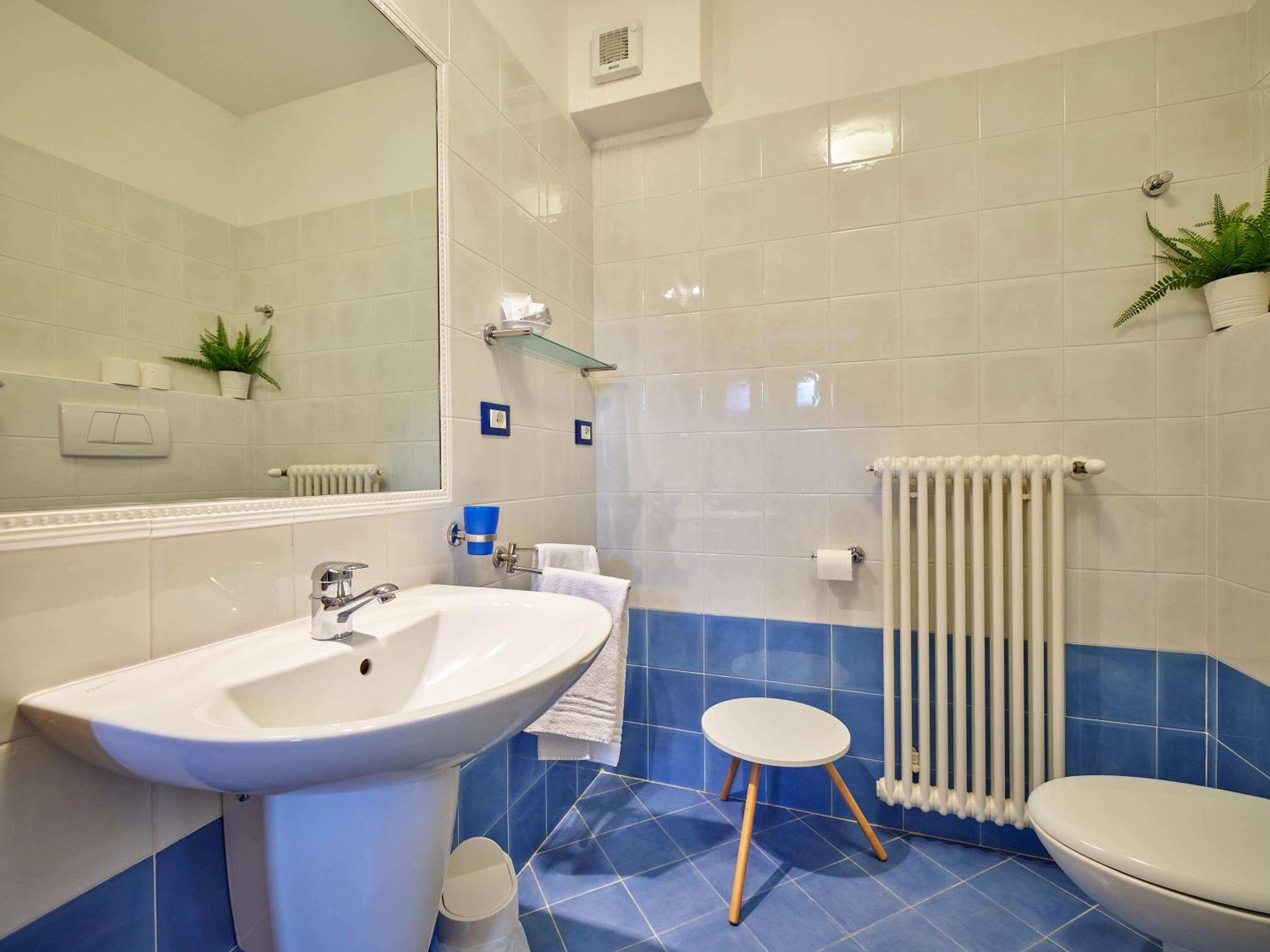 One-Bedroom Apartment with Lake View photo 2