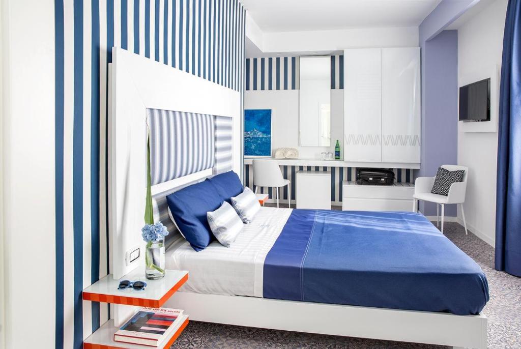 Double Room with Sea View - Photo 11