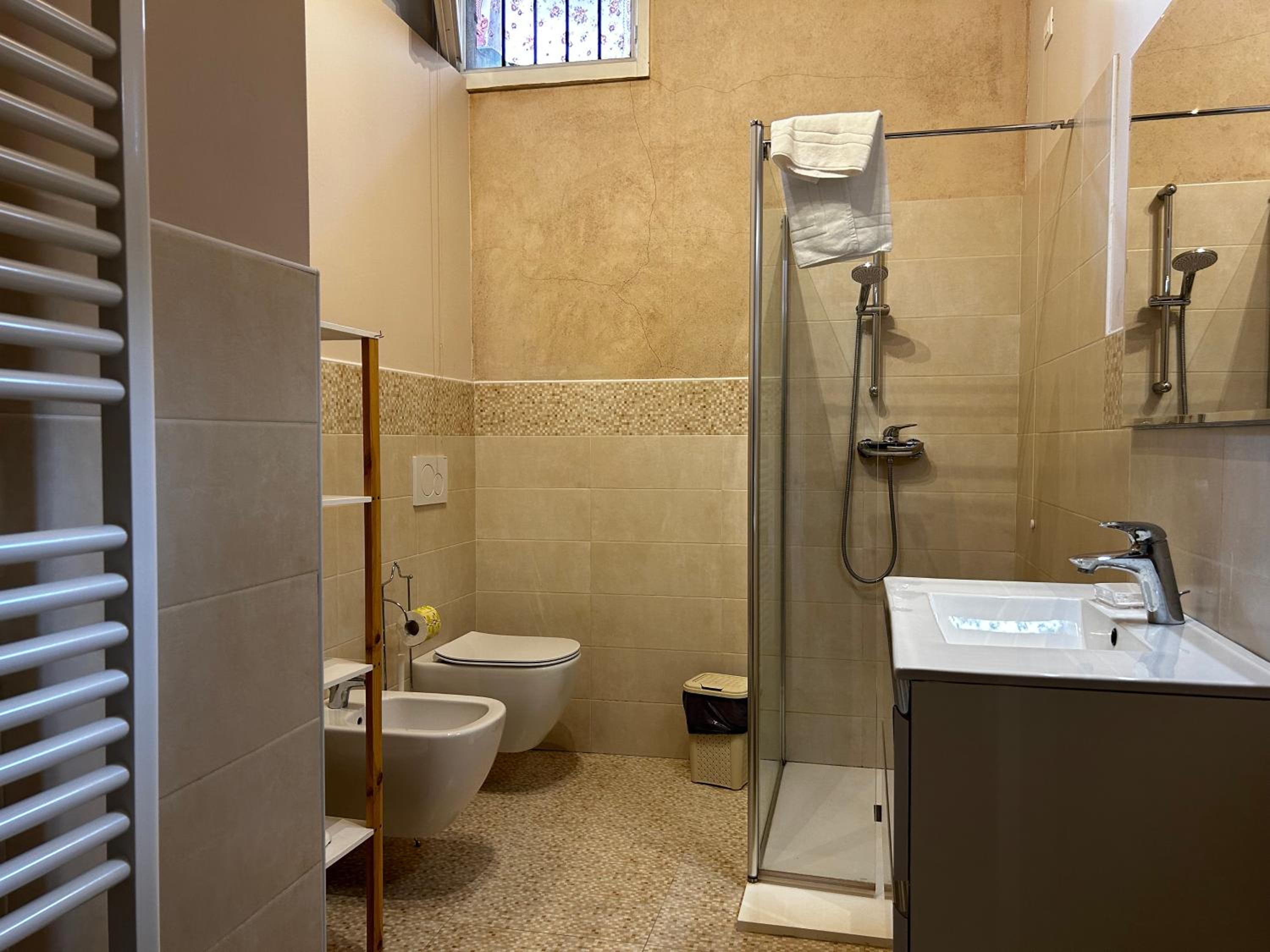 Double Room with Private External Bathroom - Photo 4