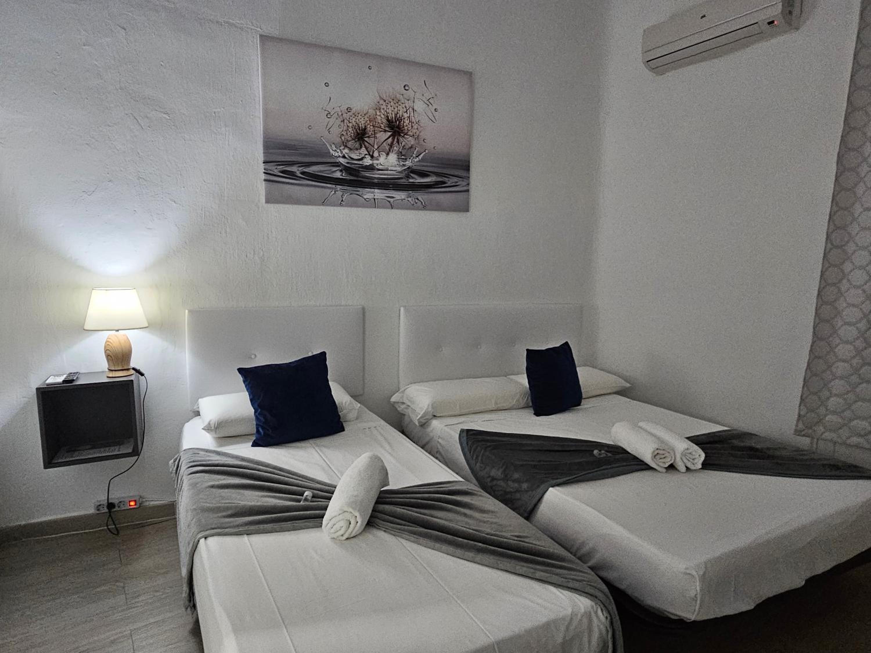 Double Room with Extra Bed and private bathroom - Photo 1