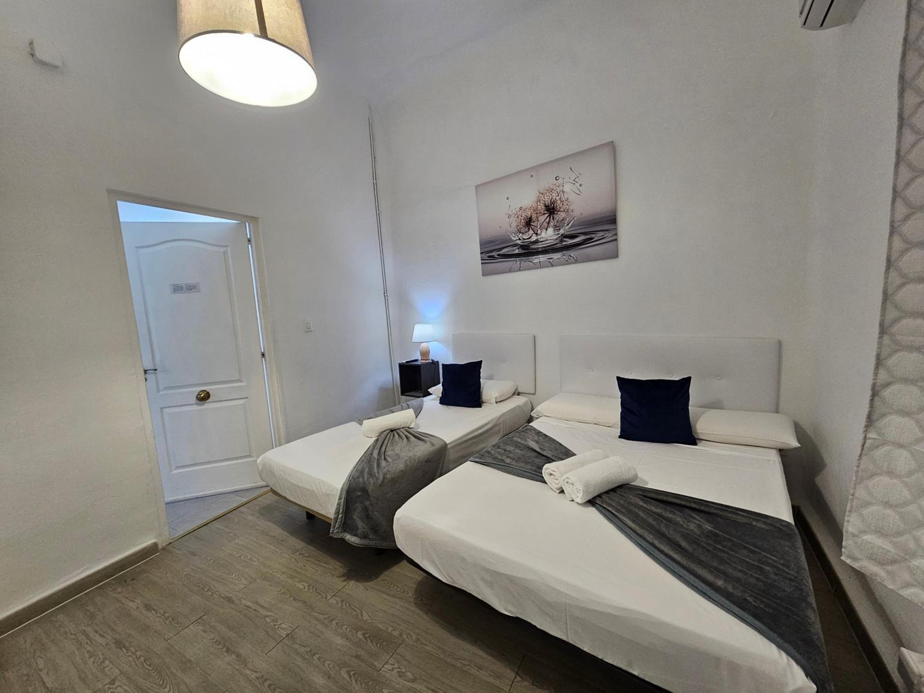 Double Room with Extra Bed and private bathroom - Photo 2