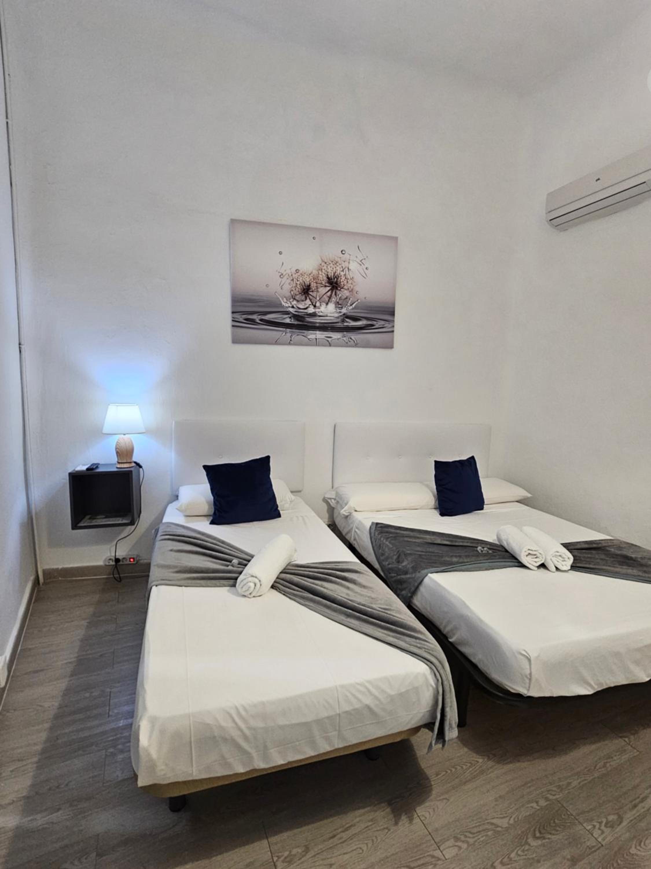 Double Room with Extra Bed and private bathroom - Photo 8