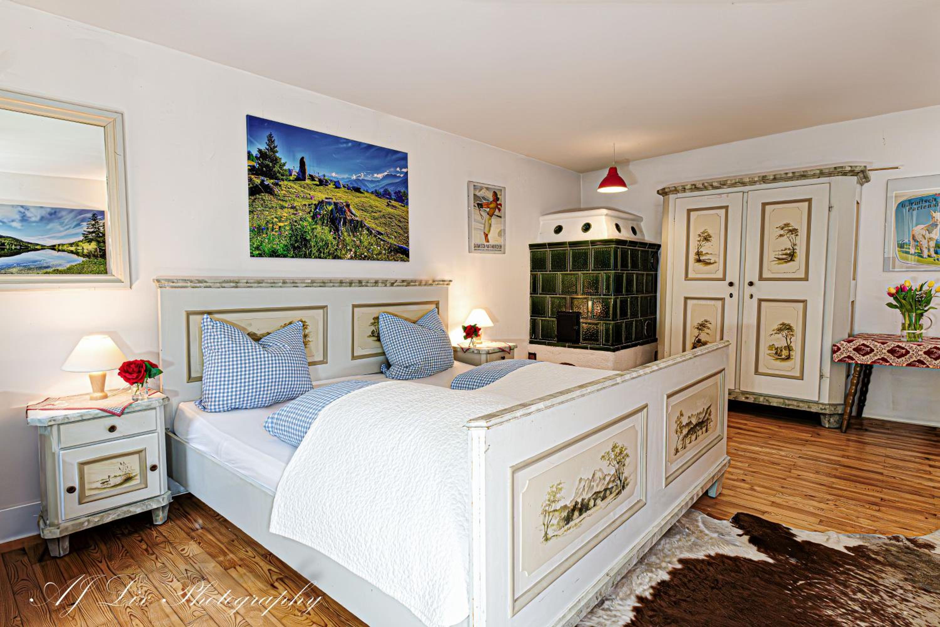 Large Family Room photo 3