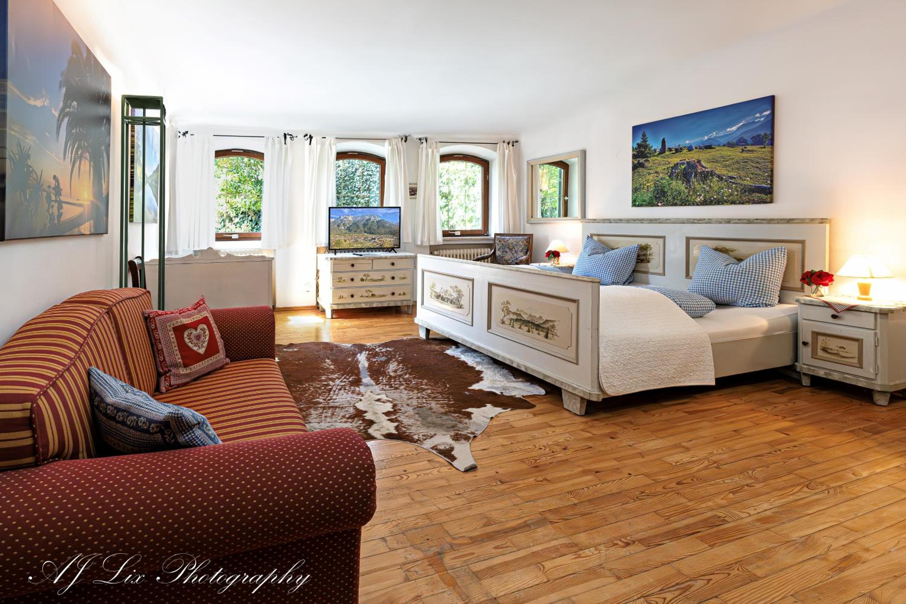 Large Family Room photo 1