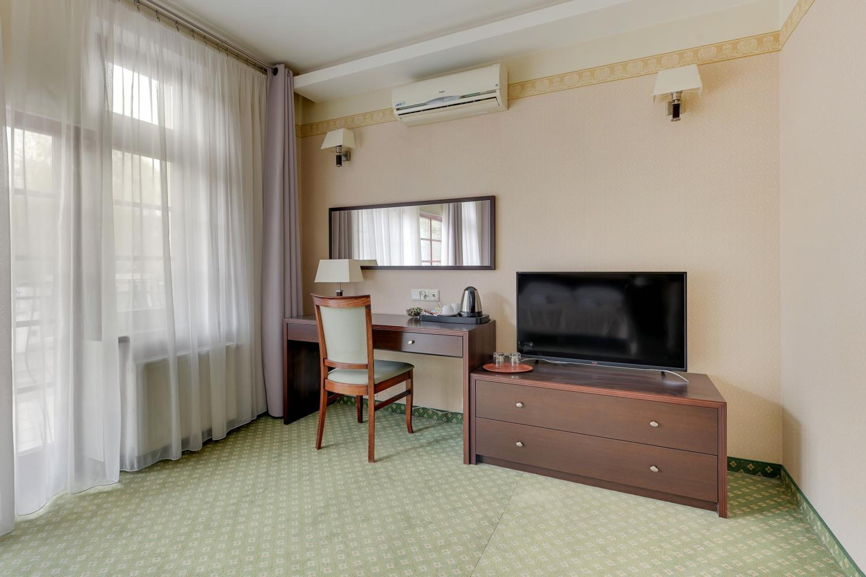 Double Room with Balcony - Photo 8