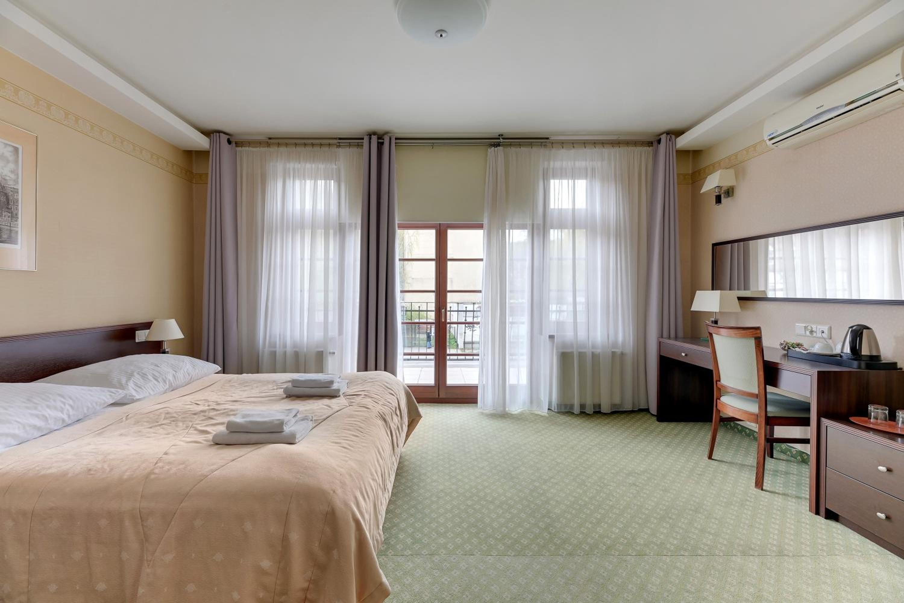 Double Room with Balcony - Photo 9