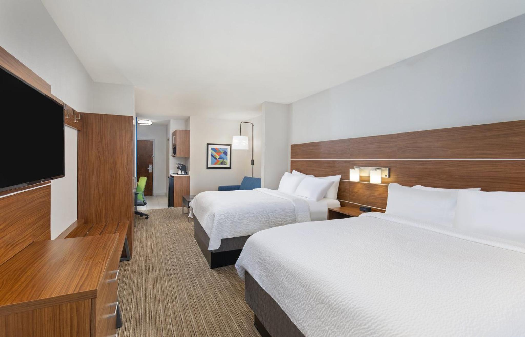 Queen Suite with Two Queen Beds - Photo 6