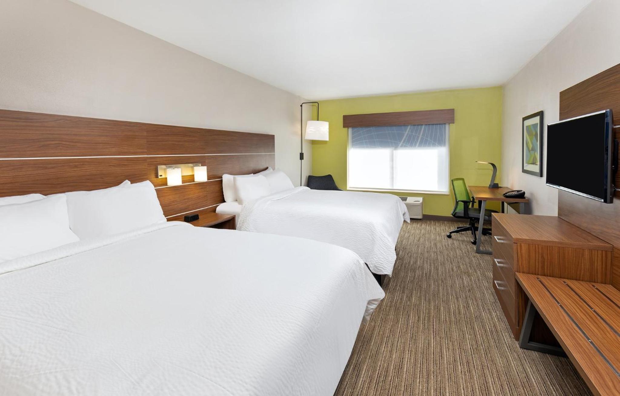 Standard Room with Two Queen Beds - Photo 3