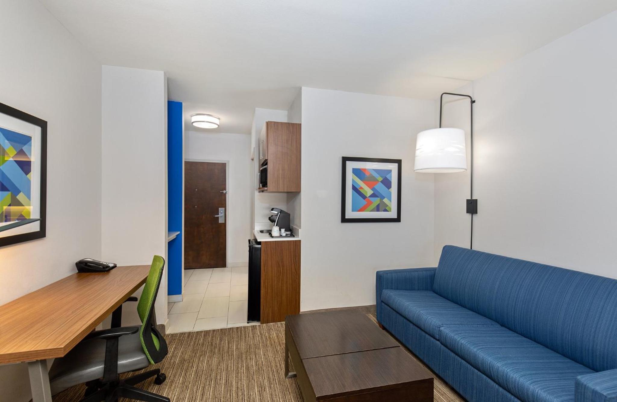 Queen Suite with Two Queen Beds - Photo 5
