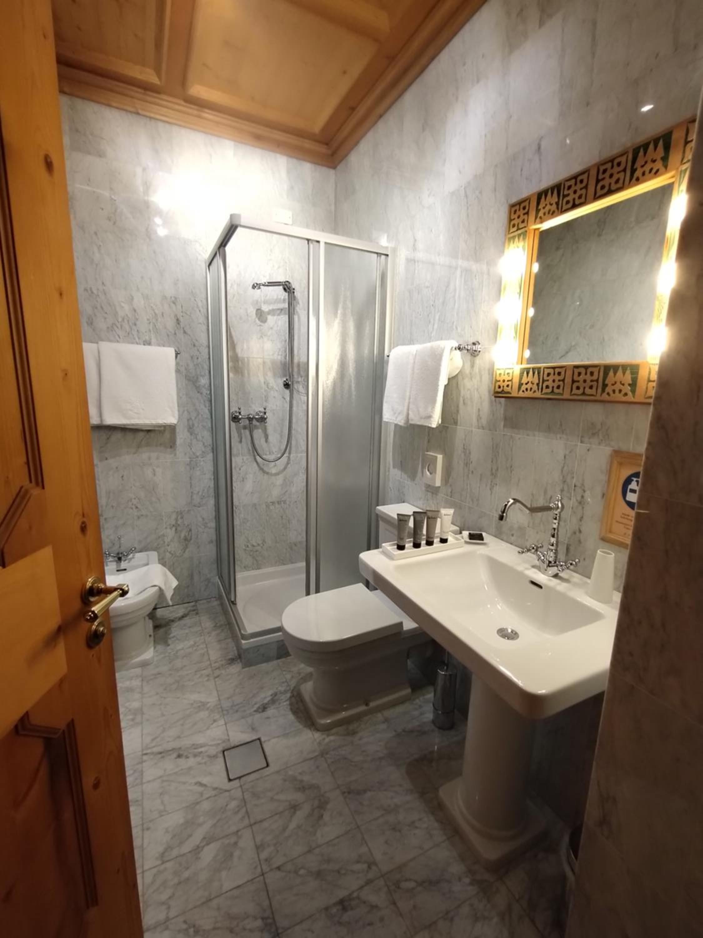 Deluxe Double or Twin Room - Photo 3