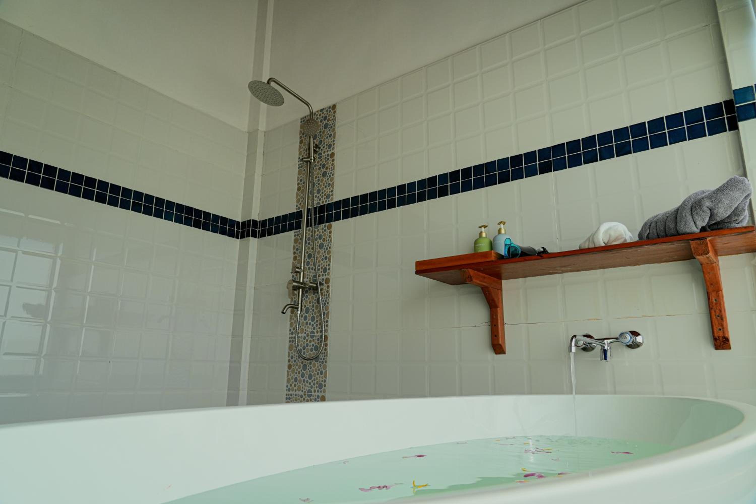 Deluxe Family Suite - Photo 22