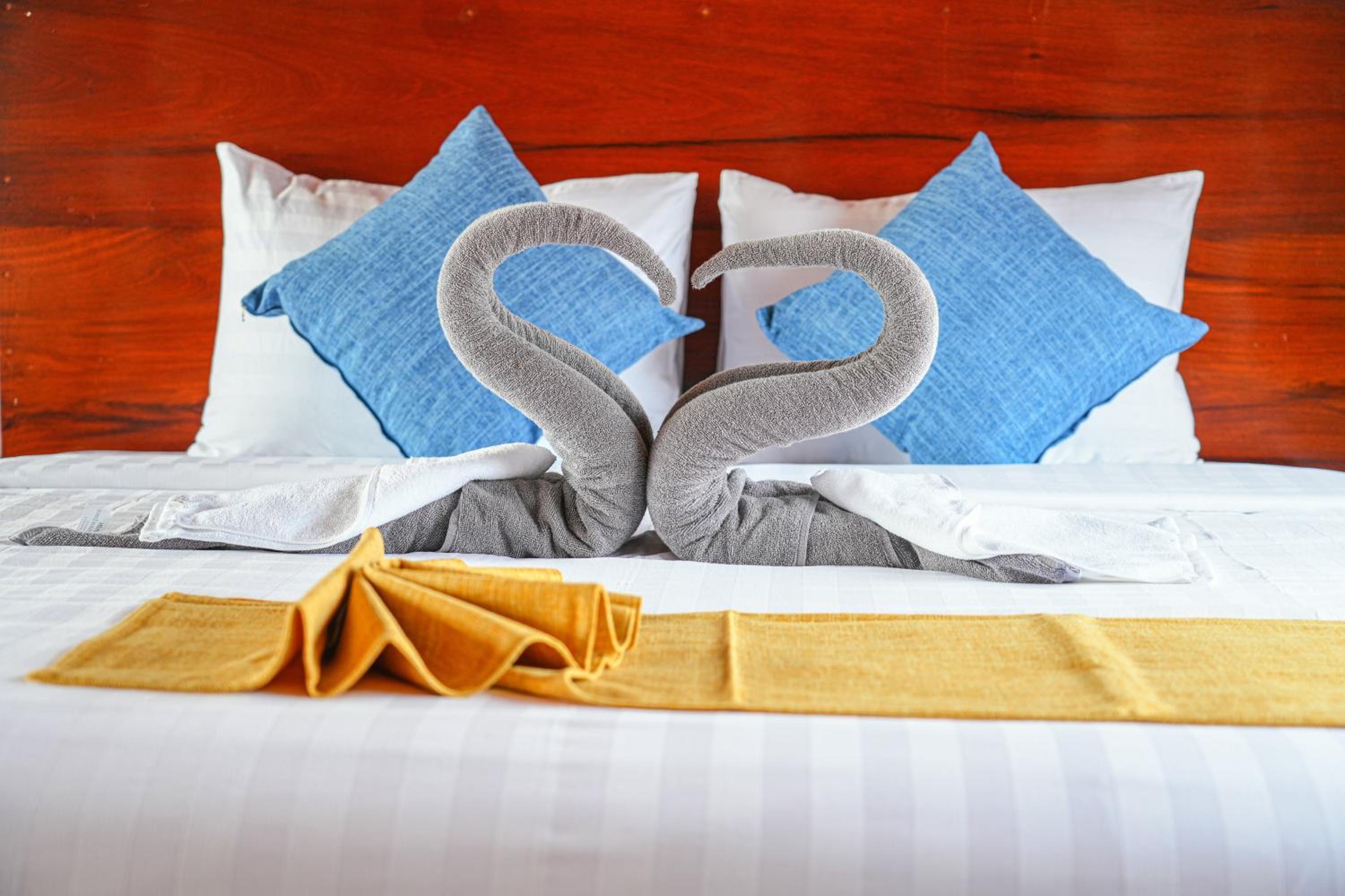 Deluxe Family Suite - Photo 10