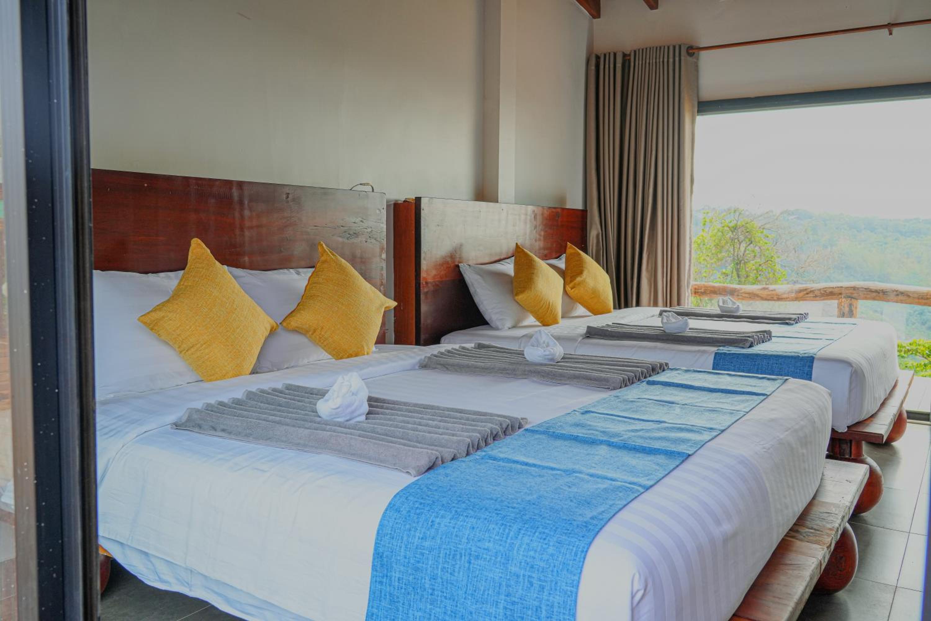 Deluxe Family Suite - Photo 9
