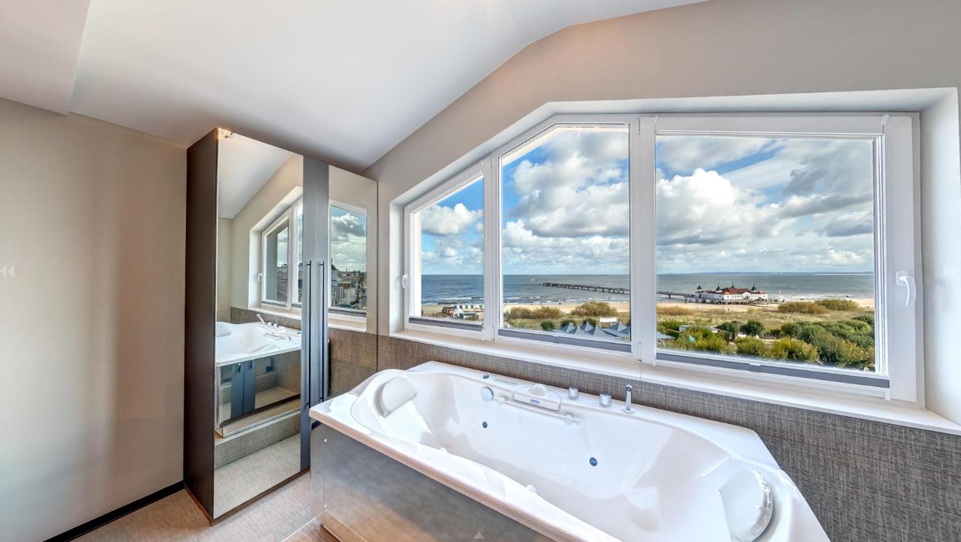Deluxe Suite with Sea View thumbnail 5