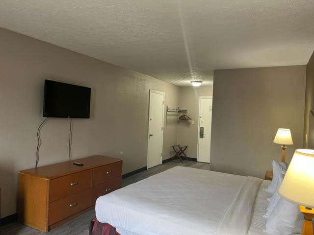Standard Queen Room - Non-Smoking