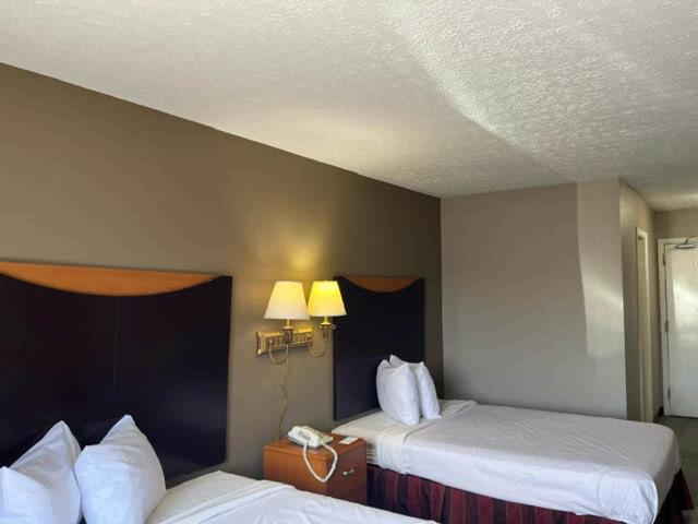 Queen Room With Two Queen Beds - Non-Smoking