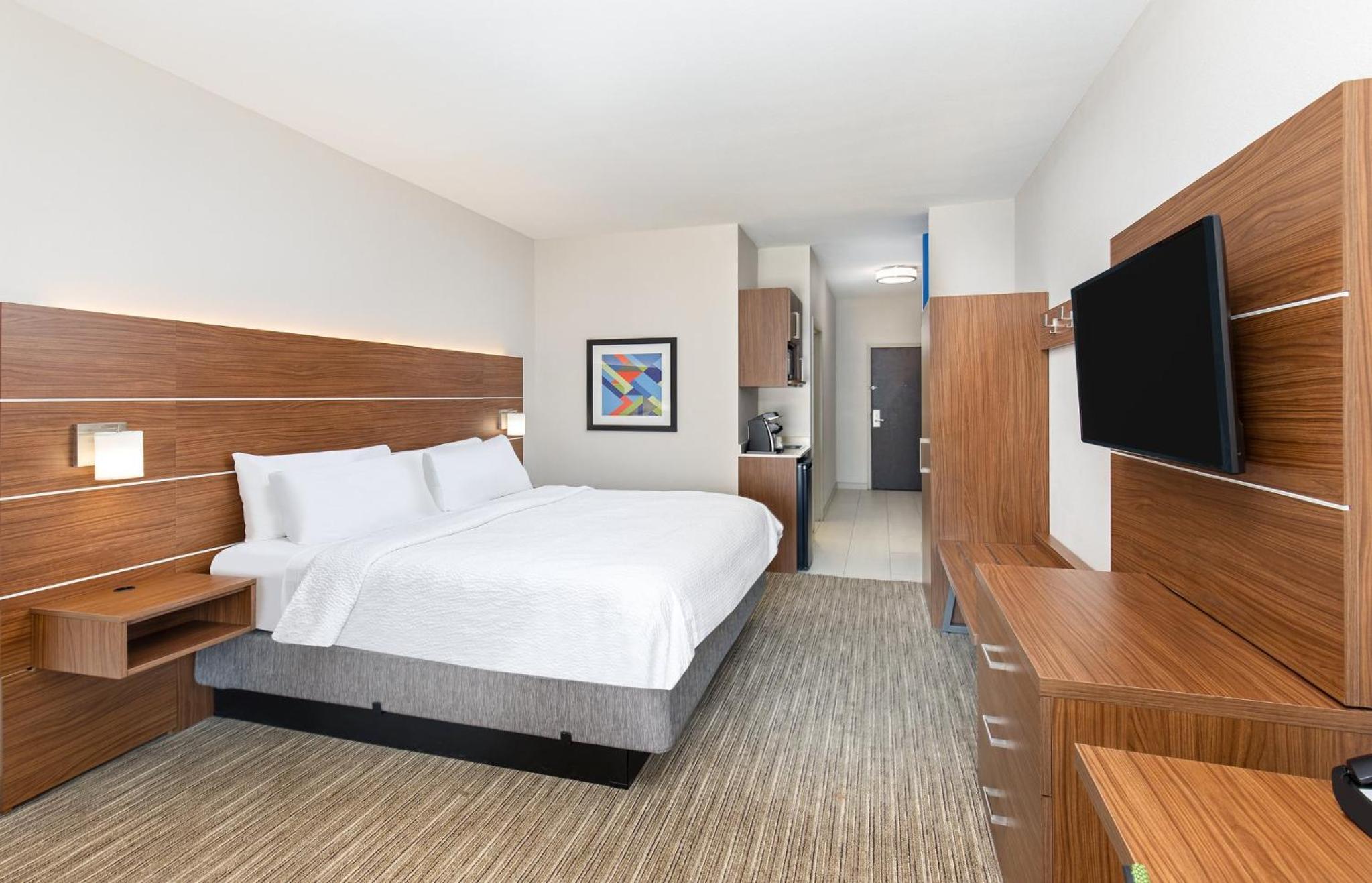 Standard King Room with Extra Floor Space - Photo 3